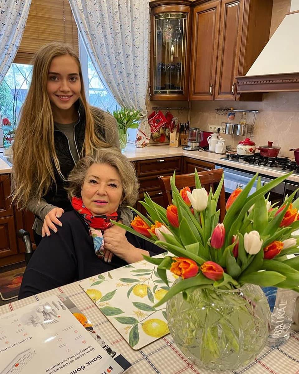 エレーナ・ラジオノワのインスタグラム：「Вот такое прекрасное 8 марта у меня! 😃 Татьяна Анатольевна, @t.a.tarasova безмерно благодарна за все!!!🫶🏼」