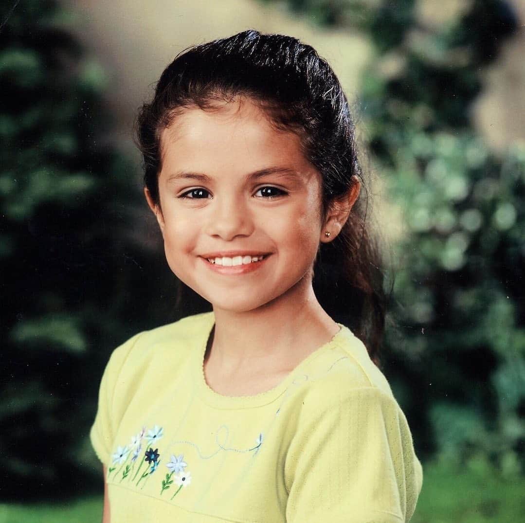 セレーナ・ゴメスさんのインスタグラム写真 - (セレーナ・ゴメスInstagram)「Dear younger me, please don’t be afraid to ask for help.❤️   Today is International Women’s Day and I want each of us to be gentler to ourselves. Write your younger self a @RareBeauty #rarereminder and stick it on your mirror to remind yourself that you deserve the world. Love you.」3月9日 5時34分 - selenagomez