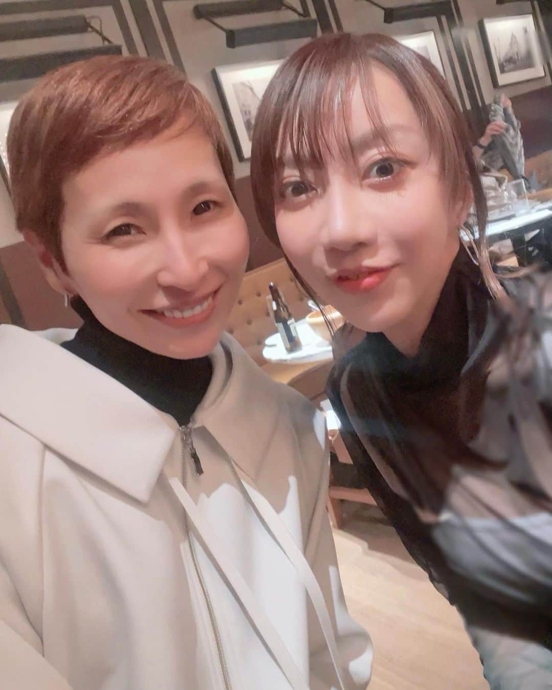 のインスタグラム：「先日 るりか（美弥るりかさん）に会えました。 変わらない美しさ。可愛さ。美学。美心。  在団中から宝塚愛や、こだわり、ファッションに関してなど共通点がたくさんあって あまりに楽しくて夜中まで語りました。 久しぶりの再会、めちゃくちゃ嬉しかった〜」