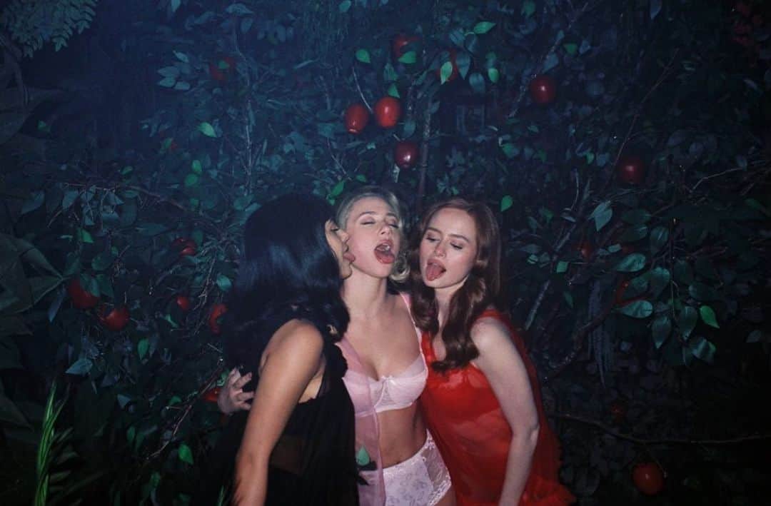 マデライン・ペッチのインスタグラム：「❤️」