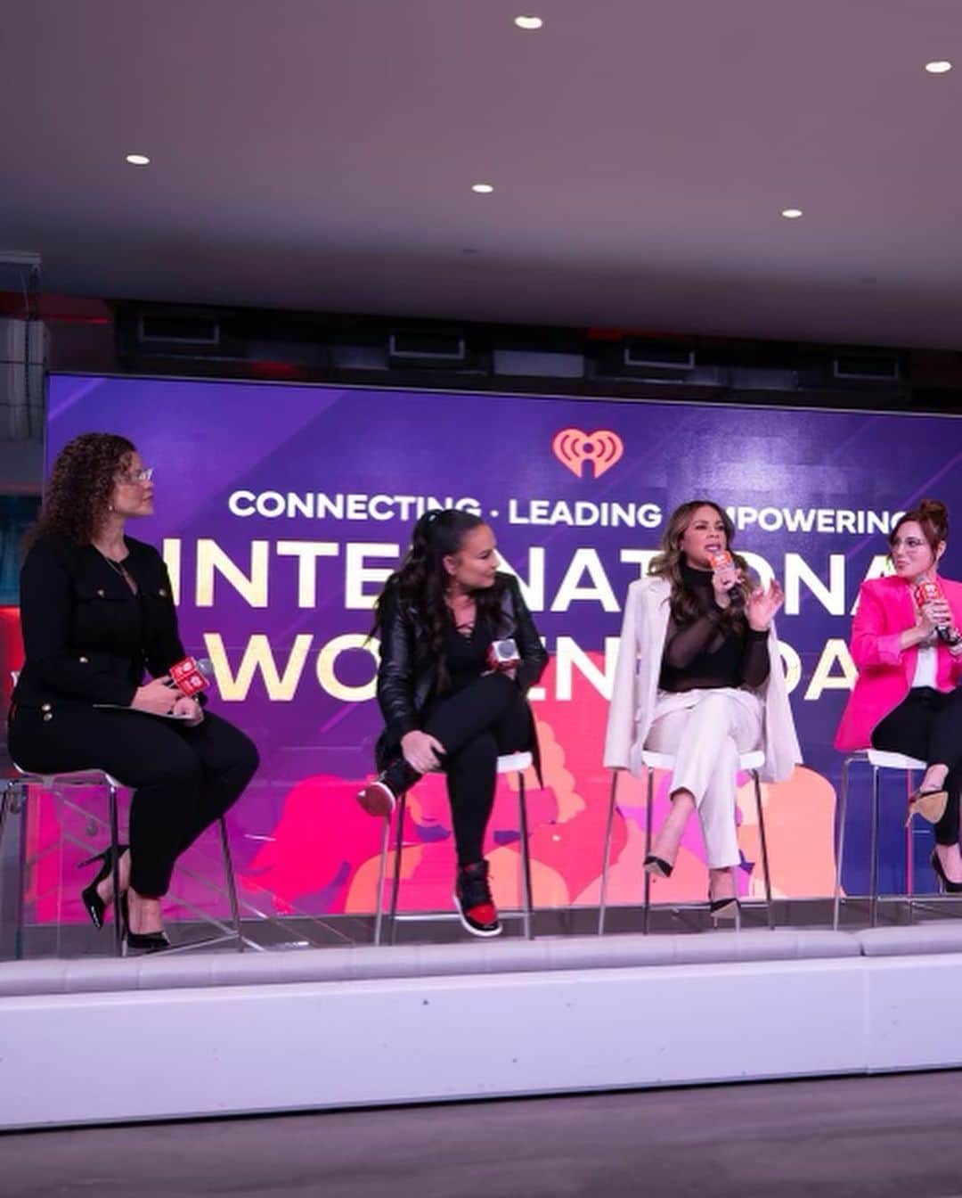 アンジー・マルチネスさんのインスタグラム写真 - (アンジー・マルチネスInstagram)「just gotta keep going!  ❤️   salute to the amazing group of women at the  @iheartradio #internationalwomensday event.」3月9日 6時09分 - angiemartinez