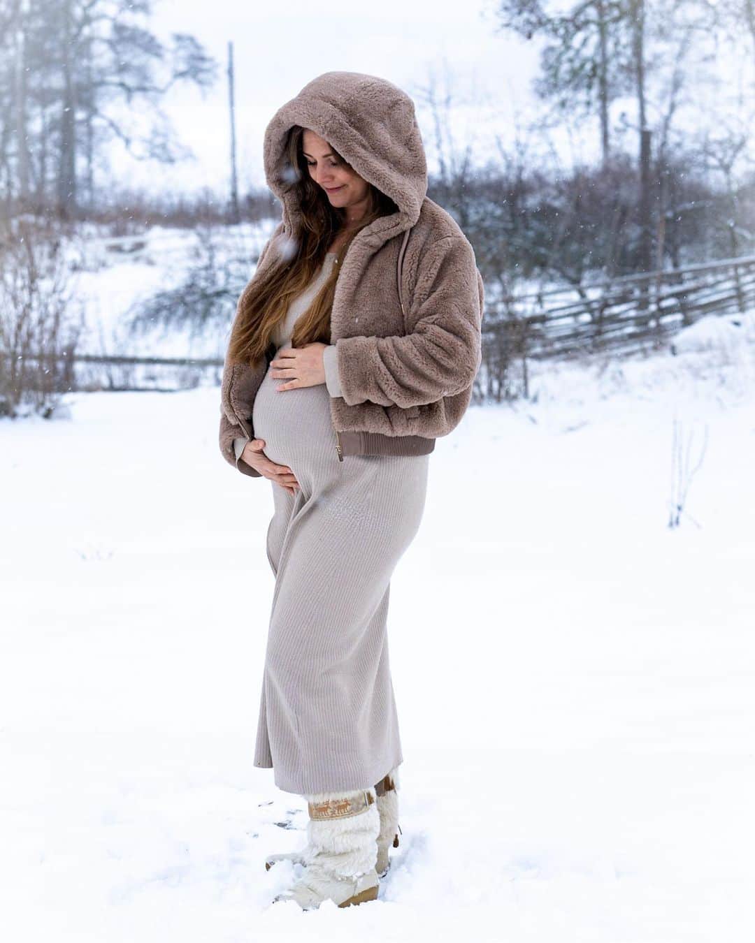 レイチェル・ブレイセンのインスタグラム：「Hello, third trimester🧚❄️💙  📷: @dennisfromsalad  #wild #pregnancy #motherhood #winterwonderland #joy」