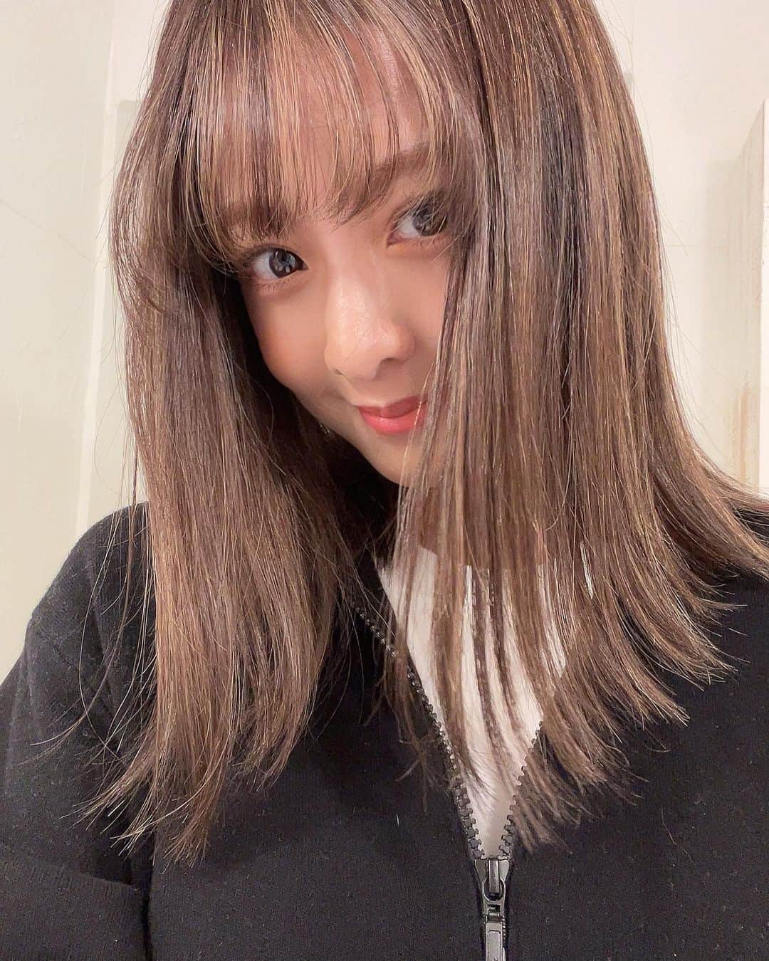 本郷杏奈さんのインスタグラム写真 - (本郷杏奈Instagram)「３日間だけの限定ハイライト🥺 お仕事でしかできないから 貴重な３日間でした🫣🤍  #ヘアカラー #ハイライトカラー」3月9日 17時48分 - annahongou