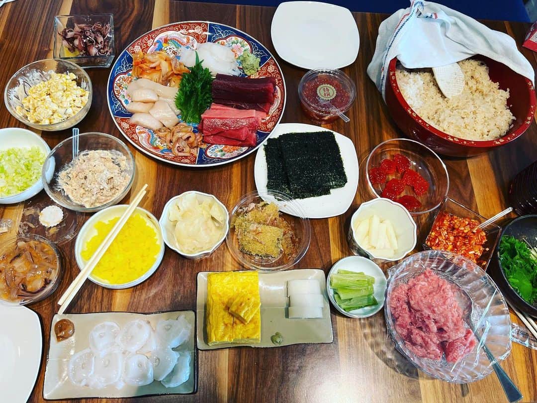 内山信二のインスタグラム：「手巻きはじめます‼️  #手巻き寿司 #15時から」