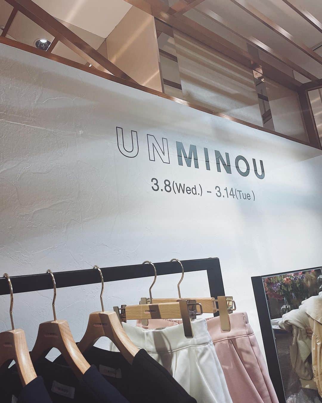 川村桃子のインスタグラム：「⠀ 3/14(wed)まで伊勢丹新宿店でPOP-UPをやっている @unminouofficial に今すぐ着れるアイテムを見に。  目に入るピンクアイテムが可愛い♡ (似合わないから見て楽しむ) リボンワンピの程よい甘さも可愛い♡ (私はリボンワンピは黒)  暖かくなってきたから、今すぐ気軽に着れる華やかカジュアルアイテムばかりで、やはり @naokotani___ は私のツボを心得ておる。  #unminou #アンミヌ #popup #伊勢丹新宿店 #fashion #spring」