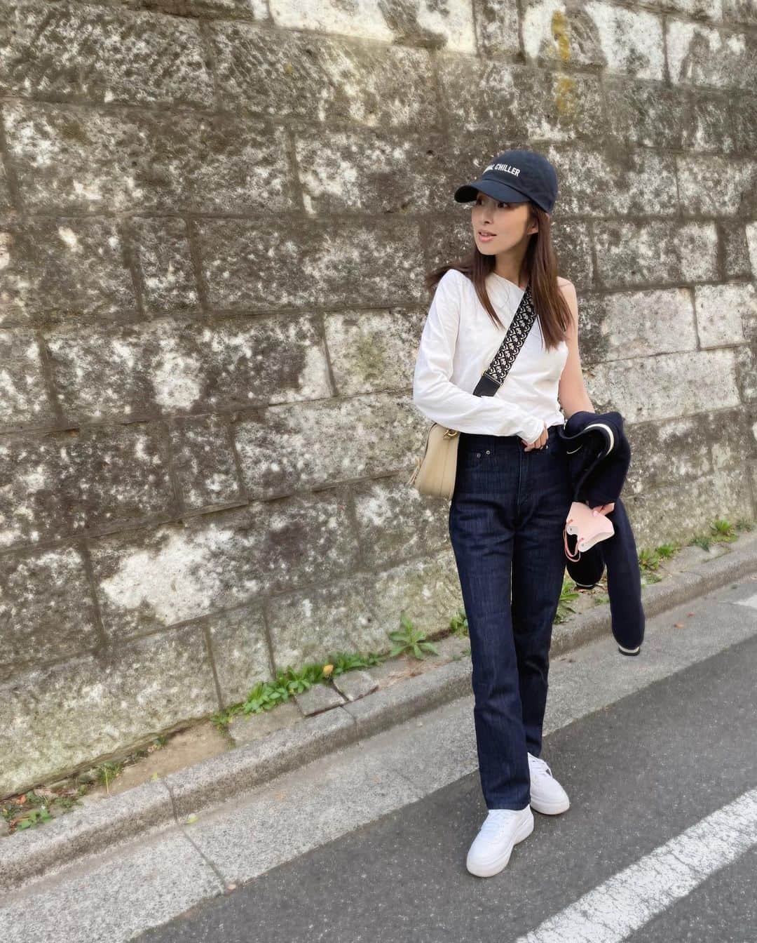のインスタグラム：「なに着ていこうか、 暑くても寒くても大丈夫、なはずの私服でしたが、とりあえず大丈夫でした。  何着ていいか、迷いますね💭💭💭  基本暑がりですので少しずつ薄く👕 最近またネイビーの魔法にかかってます🪄」