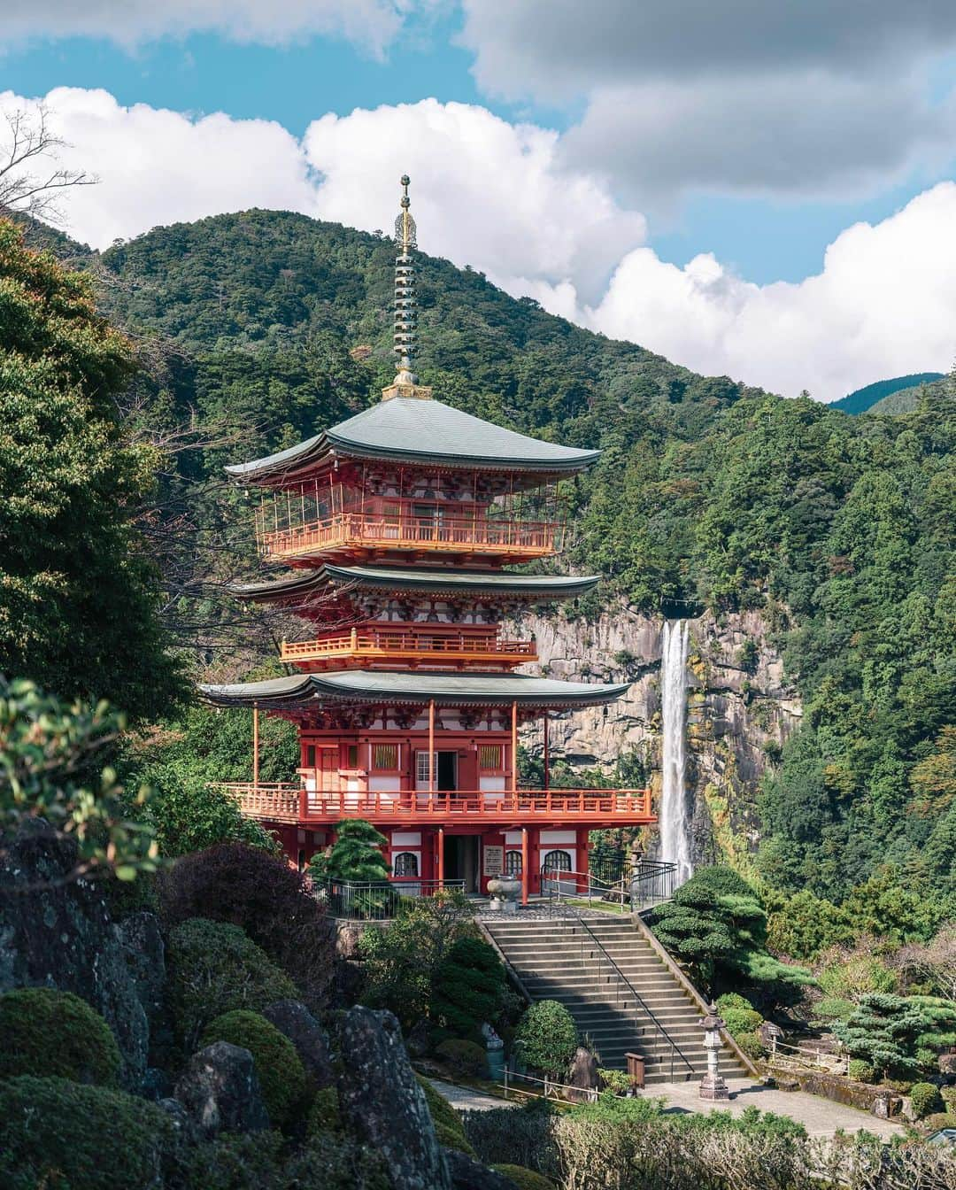 Nicanor Garcíaのインスタグラム：「A clearing in the woods : Un claro en el bosque #nicanorgarcia @travelarchitectures  During the reign of Emperor Nintoku (313 - 399), according to legend, Ragyō Shōnin, a monk from India, came here by following the river in search of a suitable place to practice his prayers and abstinence and found the Nachi waterfall. After practicing shugyō, Kannon appeared to him at the base of the waterfall and built a hermitage dedicated to him at this location. Sanjūdō pagoda was rebuilt in 1972.  #visitwakayama @visitwakayama  Durante el reinado del emperador Nintoku (313 - 399), según la leyenda, Ragyō Shōnin, un monje de la India, llegó aquí siguiendo el río en busca de un lugar adecuado para practicar sus plegarias y abstinencia y encontró la cascada de Nachi. Después de practicar shugyō, Kannon se le apareció en la base de la cascada y construyó una ermita dedicada a él en este lugar. La pagoda Sanjūdō se reconstruyó en 1972.」