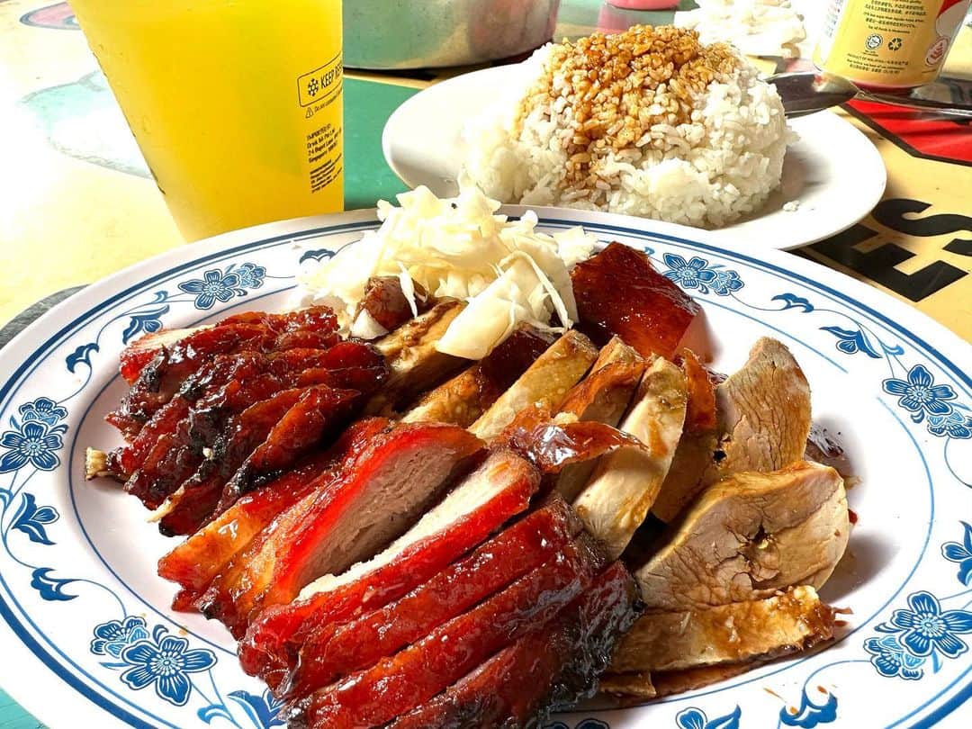 菊田早苗さんのインスタグラム写真 - (菊田早苗Instagram)「シンガポールの料理はローカルから高級まで最高峰だと自分は思ってます。日本人は知らない人が多いかもしれない。 特に中華、飲茶に至っては、香港、上海、台湾、色々行ったけどシンガポールのレベルは凄い。 自分が長年通うブギスにある香港スタイルのチャーシューライスは、ダックと共に絶品。蜂蜜入りの秘伝のタレは長年変わらぬ抜群の味。 知らない料理も多く、常に進化し続けてるイメージ。シンガポール人は食通が多いと思う。  恐ろしく華やか過ぎるシンガポール。しかし、経済成長をし続けることは果たしていいことなのか。 地元人の感想は厳しく、華やかさの影に隠れ、決して生きていくのに楽ではない場所。 国の規則はとんでもなく厳しく、物や税金も常に上がりっぱなし。 マレーシアから独立してここまで来たのは凄いことだけど、シンガポールもこれからが本当の正念場なのかもしれない。 と、いつもそんなこと考えながら、旅先のトレーニング場に行きトレーニングしてます。  #シンガポール #華やか #アジア #まだまだ世界中を回る」3月9日 16時38分 - sanae.kikuta