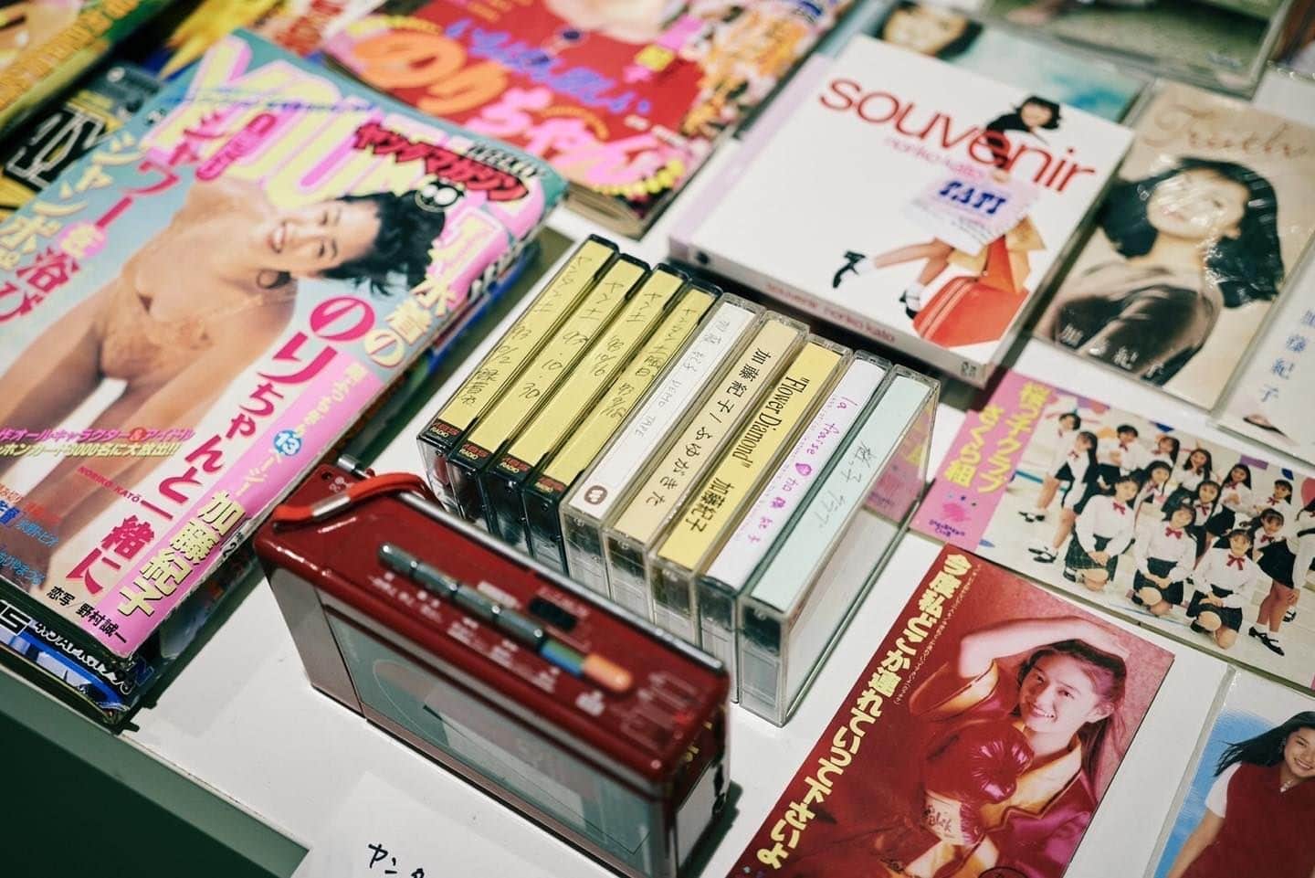 加藤紀子のインスタグラム：「歌手デビュー30周年イベントを記念して作ったオリジナルグッズ。 ワイングラス、あづま袋、てぬぐい、手袋、野菜の種、ZINEにTシャツ、ステッカー…などお買い求めいただける期日が残りわずかとなりました。  プロフィールからご予約サイトにて、お買い物頂けたら嬉しいです。  野菜の種はそろそろ蒔ける季節かも！お野菜デビューしちゃってくださいー👩🏻‍🌾👨‍🌾🥕  #カトノリマルシェ」