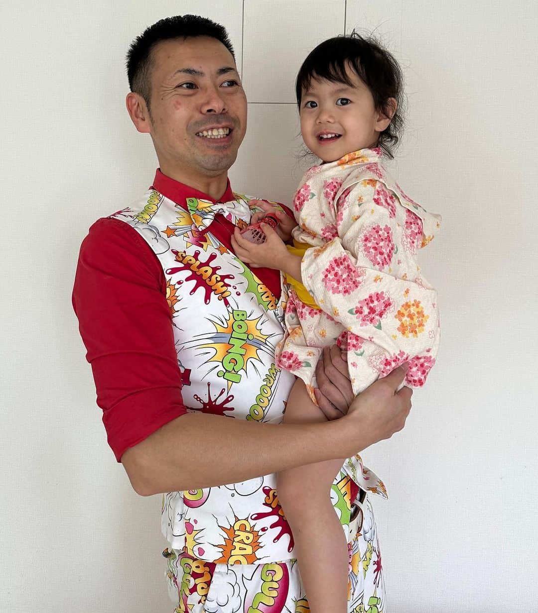 アキラ・コンチネンタル・フィーバーのインスタグラム：「shooting🪄🎩 #親子　#2歳10ヶ月 #magic」