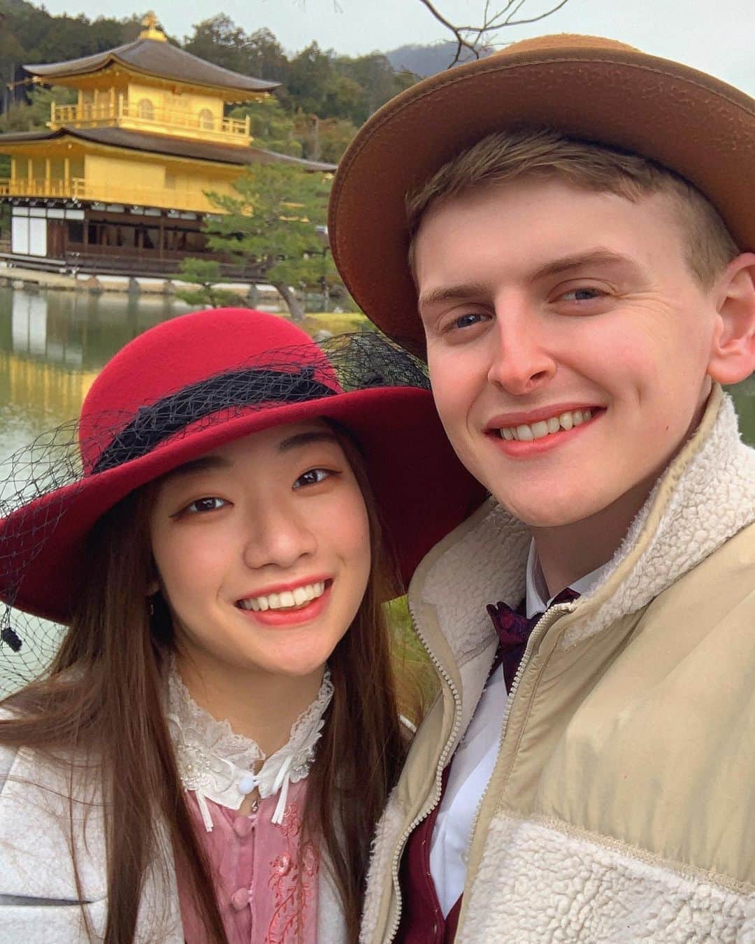 りせのインスタグラム：「京都旅行✨✨  YouTube見てくれた〜？ 金閣寺に感動してるルイス可愛かったな☺️  このレトロな服は大正の洋装をレンタルしたよ😂  美味しいものありすぎて、もっと沢山食べたかったからまた京都行きます😋」