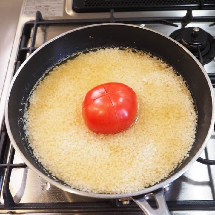 メシ通さんのインスタグラム写真 - (メシ通Instagram)「メシ通的炊き込みご飯  フライパンでできちゃう炊き込みご飯 トマトを丸ごと1個 もやしも1袋入れるので 水は控えめでもしっかり美味しく炊けます トマトと相性の良い、 にんにく、ツナ缶、チーズも一緒に こりゃあうまい！ 食べる前から舌鼓を打ってしまいます  トマト1個、もやし1袋入り「フライパン炊き込みご飯」にんにく、チーズ、コンソメで簡単、激ウマに炊けます【筋肉料理人】 https://www.hotpepper.jp/mesitsu/entry/kinniku/2023-00766  #メシ通 #mesitsu #トマトともやしのフライパン炊き込みご飯 #米 #トマト #もやし #にんにく #ツナ缶 #ピザ用チーズ #乾燥パセリ #コンソメスープの素 #醤油 #炊き込みご飯 #ワンパンレシピ #簡単 #家飲み #ビール #ハイボール #おうちごはん #自炊 #レシピ #筋肉料理人 #レシピブログ」3月9日 16時57分 - mesitsu