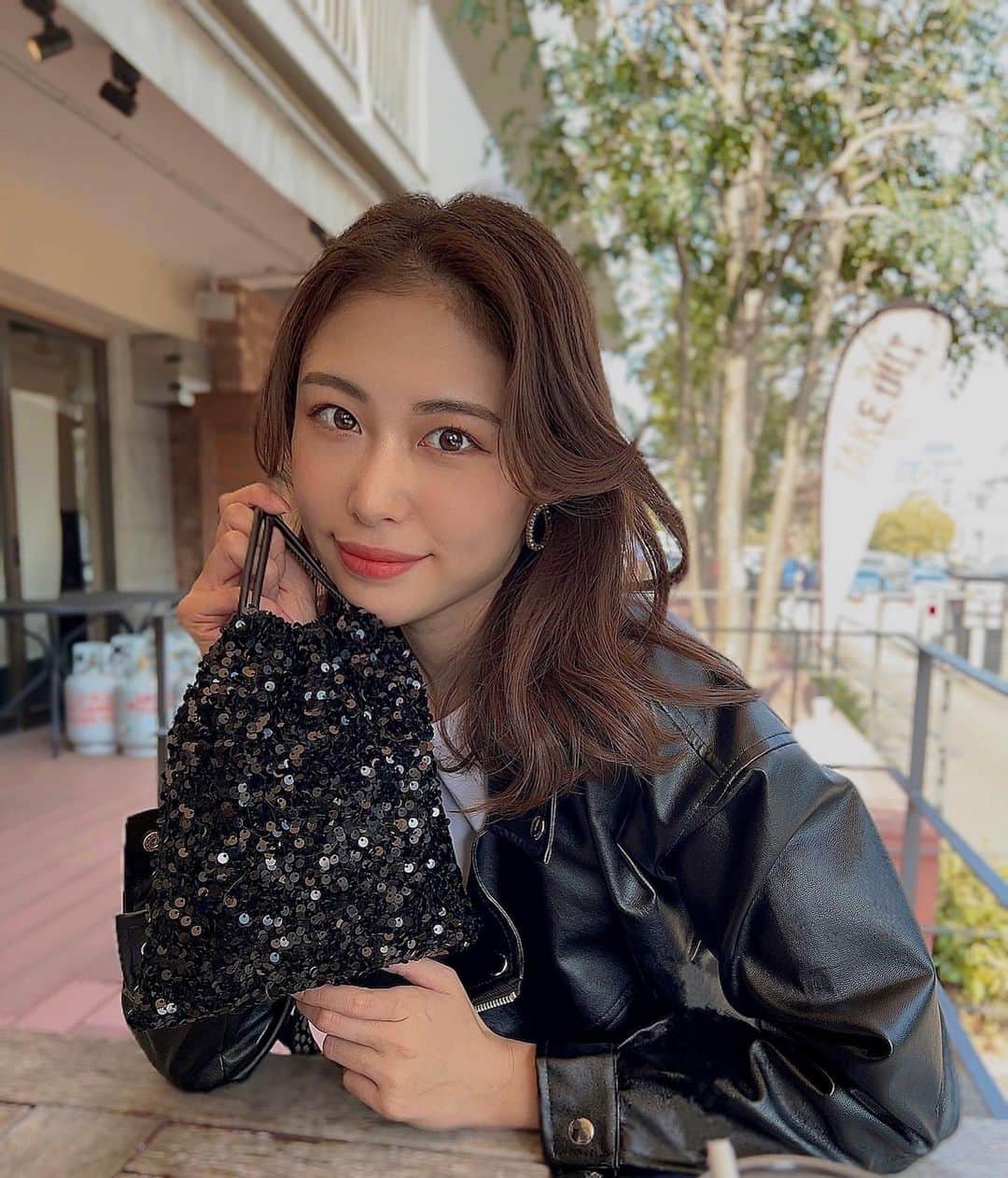 澤井玲未のインスタグラム：「暖かすぎて白Tにレザージャケットで過ごした🖤 またまた癖ありBAGゲットしちゃった🫠キラキラ可愛い✨ . #spring#jacket#sequinbag#春服#スパンコール#スパンコールバッグ #レザージャケット#ジャケットコーデ#キラキラバッグ」