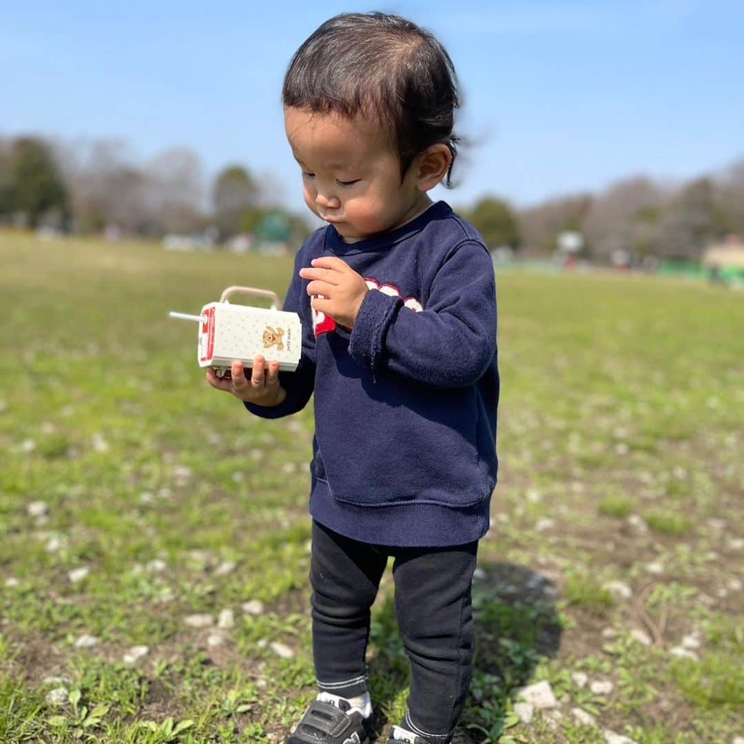 高橋茉奈さんのインスタグラム写真 - (高橋茉奈Instagram)「＊ 平和すぎる休日🫠💓 公園行って、三輪車して🚲フィルも日向ぼっこ🐻‍❄️ リスザルさんに深々とご挨拶🐒 #赤ちゃん#赤ちゃんのいる生活#赤ちゃんのいる暮らし#べビスタグラム#ママスタグラム#男の子#男の子ベビー#男の子ママ#成長記録#育児#育児記録#親バカ部#8月生まれ#令和生まれ#令和3年ベビー#1歳#新米ママ#長男#第一子#きーくんの成長記録#我が子は可愛い#我が子が一番#ポメラニアン#子どもと犬」3月9日 17時06分 - 94.05.28