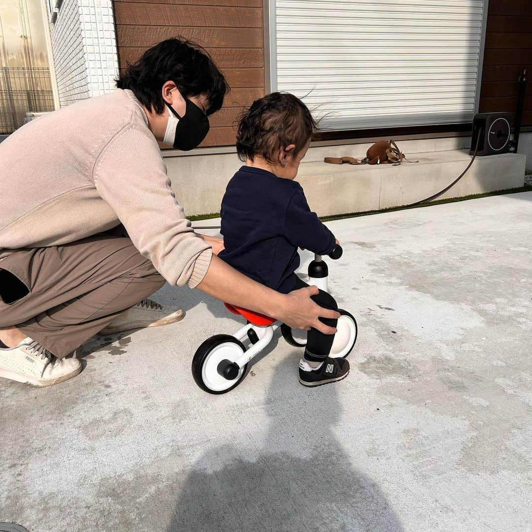 高橋茉奈さんのインスタグラム写真 - (高橋茉奈Instagram)「＊ 平和すぎる休日🫠💓 公園行って、三輪車して🚲フィルも日向ぼっこ🐻‍❄️ リスザルさんに深々とご挨拶🐒 #赤ちゃん#赤ちゃんのいる生活#赤ちゃんのいる暮らし#べビスタグラム#ママスタグラム#男の子#男の子ベビー#男の子ママ#成長記録#育児#育児記録#親バカ部#8月生まれ#令和生まれ#令和3年ベビー#1歳#新米ママ#長男#第一子#きーくんの成長記録#我が子は可愛い#我が子が一番#ポメラニアン#子どもと犬」3月9日 17時06分 - 94.05.28