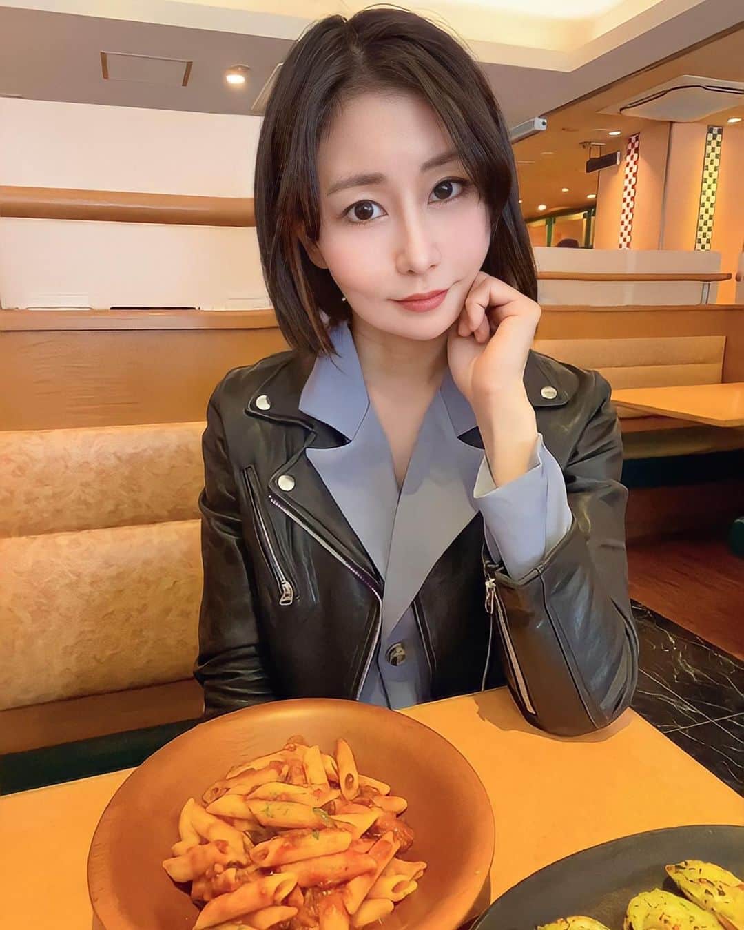 明里ともかのインスタグラム：「サイゼに来れて嬉しい株主ちゃん② ・ ・ ・ #サイゼ推し」