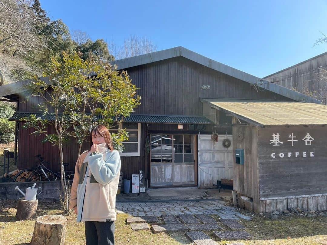 児玉祐莉乃のインスタグラム：「キャンプした帰りにcafeへ🏕 とっても可愛いおしゃれなカフェで、ご飯もおいしかったです😊 人生初キャンプだったので、ワクワク。。。 そして完全に形から入るタイプ。。 実はこの上着、メンズ服なんですが即買いしました🤣✨  #京都#宇治カフェ #京都カフェ#京都ランチ#宇治ランチ#camp#キャンプ女子」