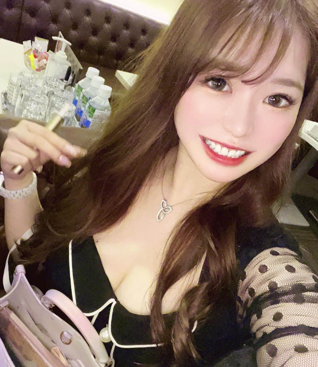 愛咲えれなのインスタグラム：「. . 本日も営業中❤️❤️ . #愛咲えれな #きゃばきゃば #lounge愛咲　#キャバ嬢 #iris #キャバクラ #クラブ #ミナミ #北新地 #宗右衛門町 #ポケパラ #指名 #えれな #シャネル #バースデーイベント #シャンパン #アルマンド #踊れるキャバ嬢 #踊れるキャバ嬢といえばえれな #イリス #ホステス #いいね返し #キャバ #ソウメイジャパン #ベルロゼ　#クラブイリス #黒髪ロング」