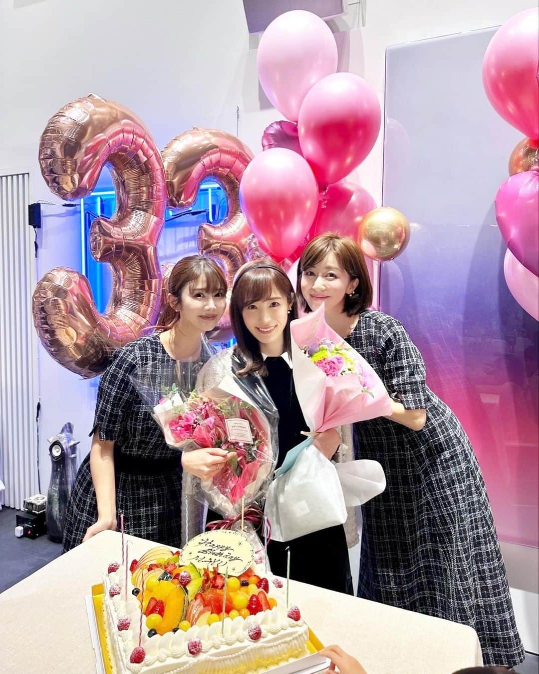 小林真由のインスタグラム：「先日、歳を重ねました🎂 ⁡ 当日は大好きなみんながお祝いしてくれて、もうびっくり、幸せな時間を過ごせました🙏🏻 ⁡ ⁡ 娘が1ヶ月くらい匂わせてきたけど、全然信じずに当日も過ごしていたら🙏🏻 嬉しかったなぁ。 ⁡ 帰国したてのみさとんにも会えるなんて 夕食の時間に佐彩親子にも会えるなんて.. 驚きの連続で震えました😭 ⁡ ⁡ 駆けつけてくれた皆さん、企画してくれたパパに感謝。 今年も頑張ります！🥺💐 ⁡ ⁡ ⁡ #ファッション #コーデ #ママコーデ #女の子ママ #男の子ママ #ママライフ #コーディネート #４歳 #２歳 #ベビー #二人育児 #誕生日 #birthday #party」