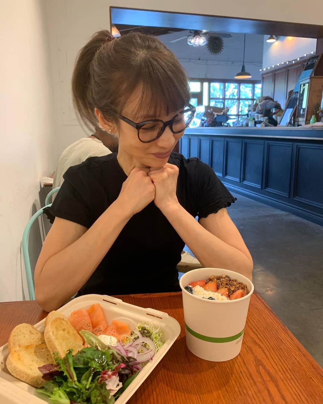 花田美恵子のインスタグラム：「空港に到着したら まずはお家にスーツケース置いて  向かった先は @ars.cafe   ダイヤモンドヘッドの麓 #monsarrat ave.は ハワイの中でも 大好きなエリアです  私はSuper green bowl 食べました🥣  お気に入りのルーティン😊  #hawaiilife #cafe #branch  #ハワイ #ホノルル #3泊5日の旅」