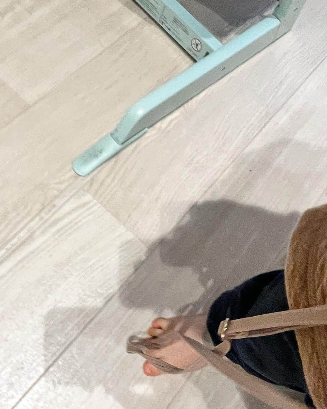 のインスタグラム：「さいきんのあし👣  #カメラロールに勝手に入ってる #いつのまに撮ってるのかなぁ #👣」