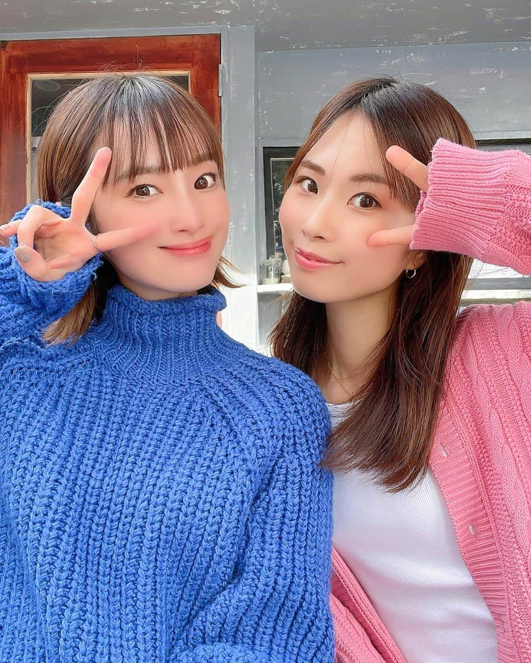 岩佐しおりのインスタグラム：「最高なお天気の中 テラスランチした❤️🥪 安定の服被りわらった😂  ここのカフェ雰囲気良いし 店員さんもすごく親切で 居心地良すぎた！！！♡  いつもありがとうらぶ🫶 ・ #広島 #広島カフェ #広島グルメ #広島ランチ #サンドイッチ #ニット #ニットコーデ #春服 #カラフルガール #銀山ベース」