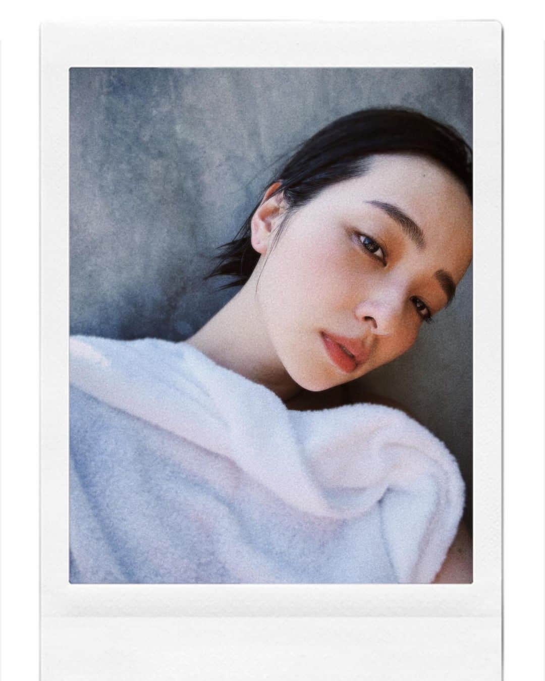 水崎綾女のインスタグラム：「#goodmorning  #ぐっどもーにんぐ #ohayo #sauna #saunatime #サウナ #サウナイキタイ #🧖‍♀️ #サウナー #サウナ女子 #gravure」