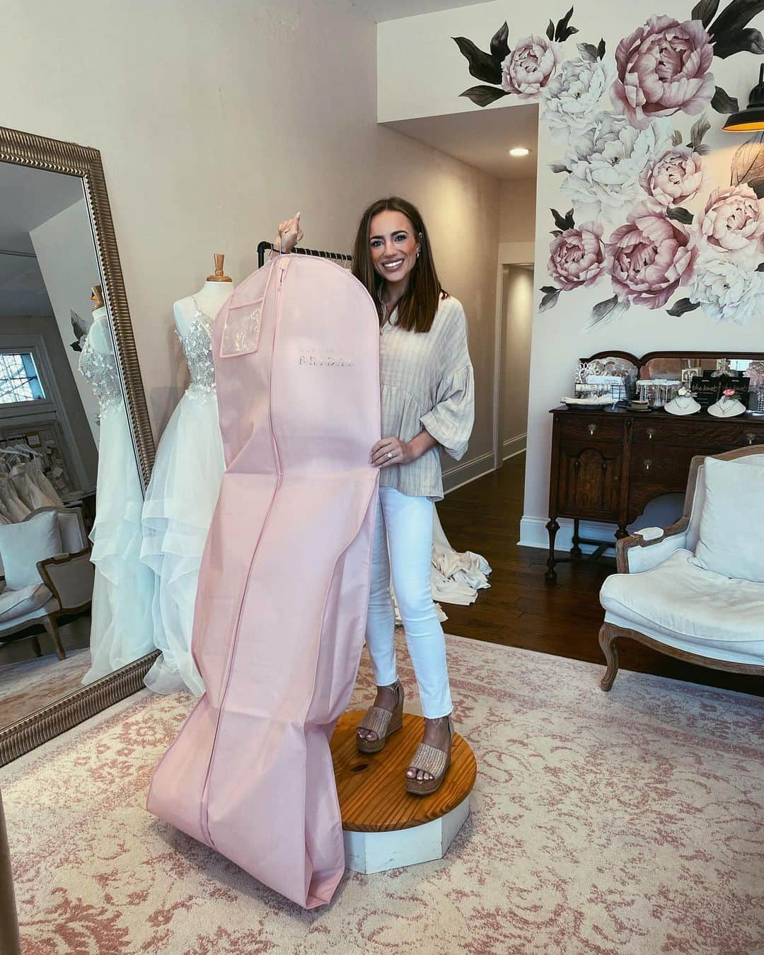 レキシー・プリースマンさんのインスタグラム写真 - (レキシー・プリースマンInstagram)「Wedding dress pickup✔️   A few weeks ago, I got a text my wedding dress was here and ready. So I went to try it on & I knew right away it was the wrong one… but I put it on anyways because why not lol. It was absolutely beautiful but just not the one 😉 of course the lady felt so bad they ordered the wrong one… but didn’t bother me at all because I knew we still had plenty of time and why stress about it! Moral of the story, things will go wrong but it makes it fun when you just laugh about it. You only get these moments once 🤍💍」3月9日 9時31分 - lpriessman2016