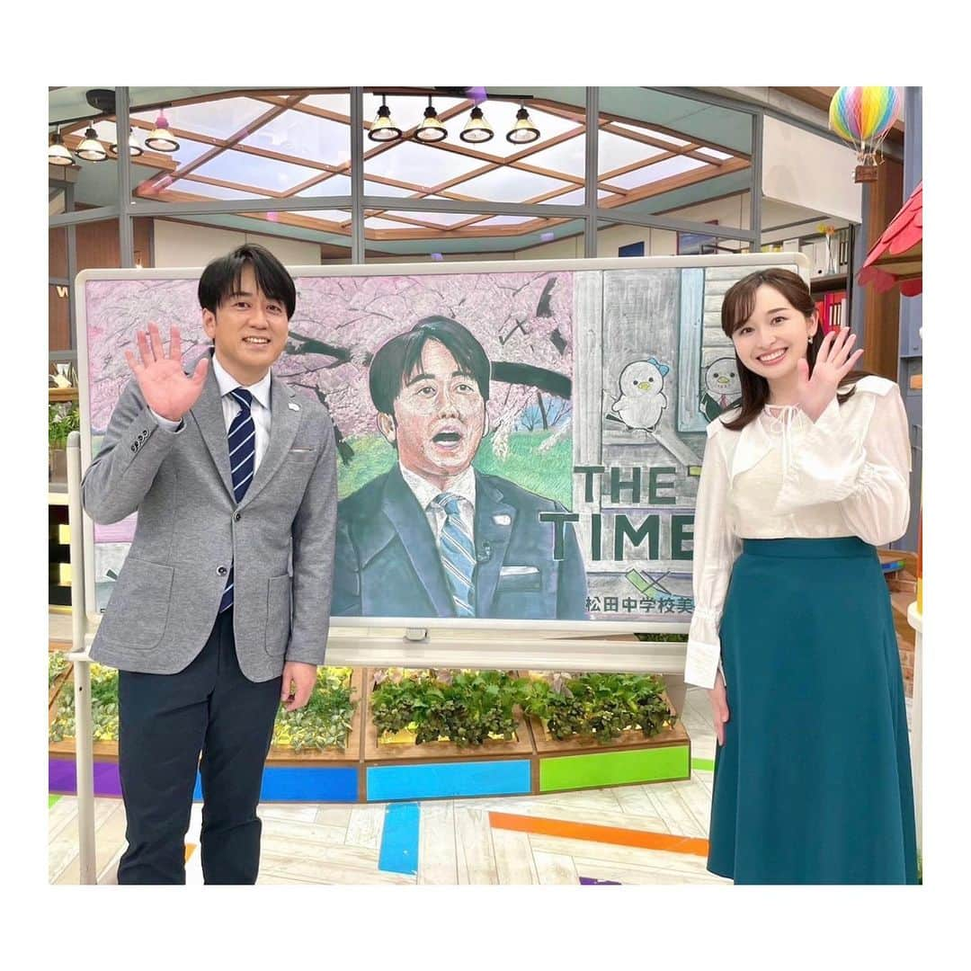 宇賀神メグのインスタグラム：「🌸  . .  昨日の中高生ニュースでご紹介した 松田中学校 美術部の皆さんの 黒板アートです！🎨  近くで見ると更によく分かるのですが 桜や菜の花の表現が本当に凄いんです。✨ チョークの先を尖らせて細かい線を沢山描いていて 皆さんのこだわりを感じました。😊  そして真ん中の"ニュースを読んでいる安住さん"。 顔やスーツも沢山の色を使って描かれていて そっくりですね！😆  制作期間はなんと3ヶ月!! 素晴らしい作品をありがとうございました！🙇‍♀️  . .  #thetime_tbs #中高生ニュース  #松田中学校 #黒板アート #安住紳一郎 アナ #シマエナガちゃん  #シマエナガ #シマエナガファミリー #2枚目は真似しました」