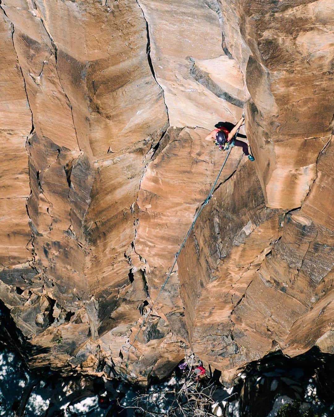 ニーナ・ウィリアムズのインスタグラム：「Thinkin’ back on fun adventures with @katekelleghan this #InternationalWomensDay 😌☀️ We explored the basalt cracks of Waterfall Crag in Sedona, AZ as part of @dometic’s series featuring strong female athletes! @katekelleghan was my first partner choice not only for her trad skillz, but for her light-me-up energy and stoke for a new day everyday 🔥 It’s so important to have lady friends who match your vibe and vision. I’m deeply appreciative for @katekelleghan and all the women in my life who’ve supported and challenged me over the years. Looking forward to more light and laughter with the girl gang !! 🤩💪🏼  📸 @coltonandrewjacobs   #climbing #tradclimbing #sedona」