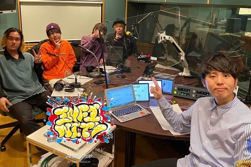 のインスタグラム：「23.03.02. Bye-Bye-Handの方程式 メンバー揃って生出演！ . 2019年の出会いから濃い時間を電波上でも過ごしてきました！ 電波無限大として登場した12月ぶりに再会！ . 龍人さんは初登場ということで、恒例の1分間自己紹介にもチャレンジ。自分のペースを保ちながらも、なかなか凝縮された1分間でお見事！ . 新曲「風街突風倶楽部」を一緒に初オンエアしました！バイハンはタイトルのユニークさも魅力の一つ。その世界観にも惹きつけられます。 是非CDを手に取って聴いてね。 @byebyehand_official」