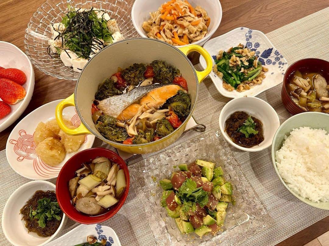 岡副麻希のインスタグラム：「. はじめてのプチヴェール🥬 最近よく並んでいるので手に取ってみました😊 ⁡ 静岡うまれの野菜だそうで。 今回は蒸し煮っぽくしてみたこど 味は芽キャベツのような甘味があって おいしかった〜🫶🏽😚 ⁡ ⁡ #プチヴェール #おうちごはん」