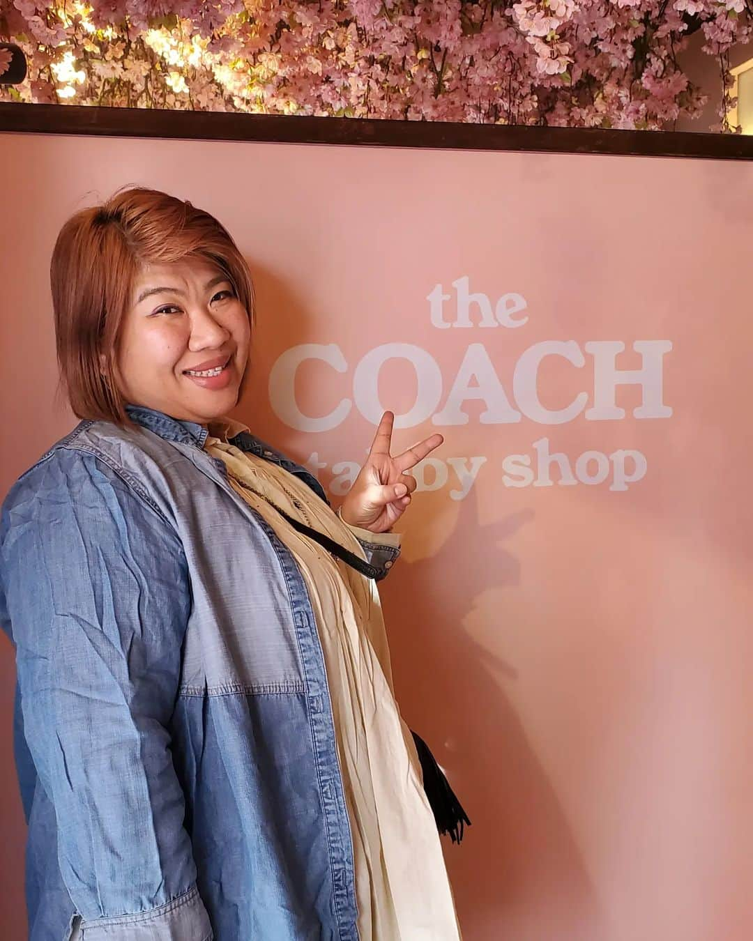 八つ橋てまりのインスタグラム：「ニヒヒ😁  #inmytabby #coachjapan  #コーチタビー   @coach_japan」