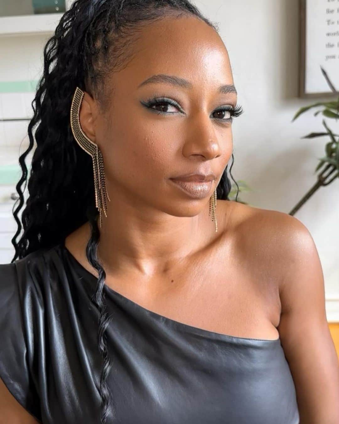 モニーク・コールマンのインスタグラム：「Happy International Women’s Day 💫👑♥️🙌🏾🫶🏾😍🙏🏾💪🏾🥳  Today, I celebrate ALL women & acknowledge the experiences that have led to wherever you are in your journey. I cherish the tears that no one sees and honor the victories that won’t ever yield applause.  My path has been many things…..  For every expression of confidence, there has also been crippling doubt.   For every victory, there have been countless failures.  For every ounce of strength there has been soul crushing disappointment.  For every bit of courage, there has been immense fear.   But, it’s all worth it — because it’s leading to me becoming the strongest, softest, mushiest, most fabulous, messiest, uncomplicated, empathic, overthinking, unhinged, wildly curious, silly, passionate, Badass of a woman I always wanted to be ⚔️  #mightymo」