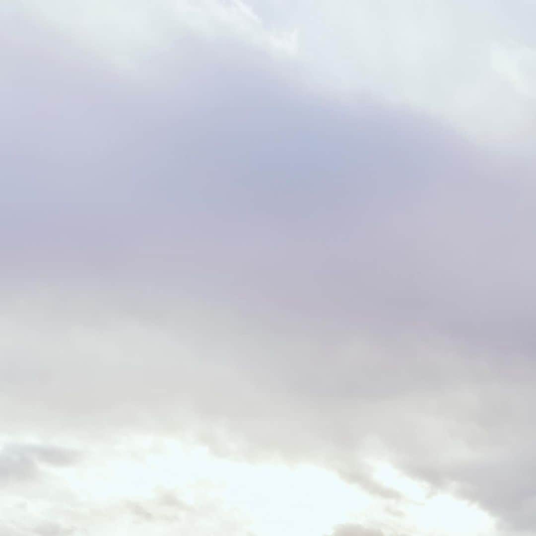 エポイさんのインスタグラム写真 - (エポイInstagram)「．Epoi｜23ss image  ． #Epoi #23ss #spring #summer #epoicolors #madeinjapan #fashion #omotesando #umeda #marunouchi #japan #leather #bag #wallet #エポイ #日本製 #革 #image #sky #mood」3月9日 11時22分 - epoi_official
