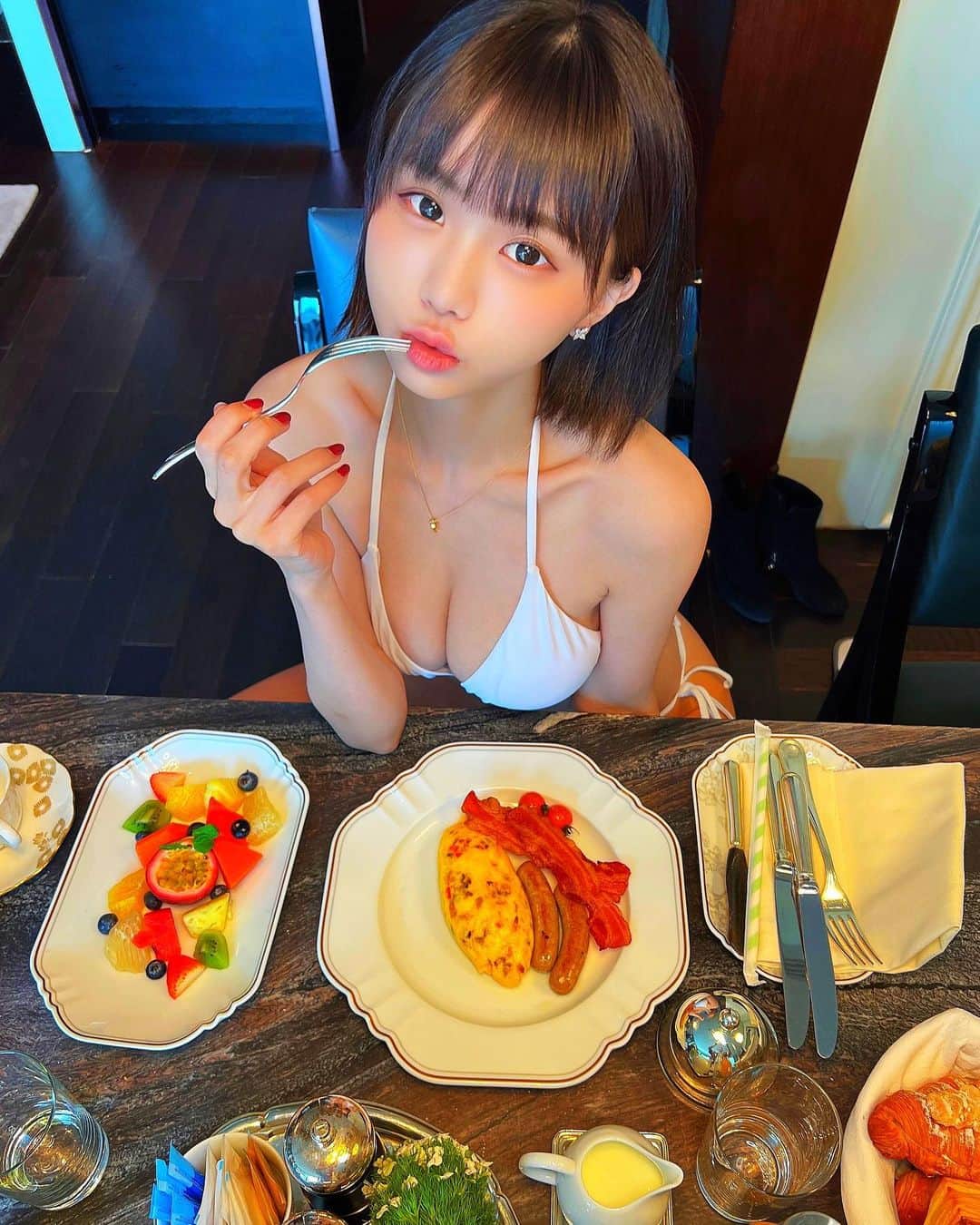 みもれもんのインスタグラム：「On and off is a great type🍚  お家ではずっとメガネ🥸🥸 オンとオフは凄いタイプです…🤤✨笑  #みもれもん #Mimolemon #mimoremon #japanesegirl #水着 #ポートレート#黒髪 #ショートヘア#ボブ #人像攝影 #日本的 #粉我 #日本女孩 #fashion #japan」
