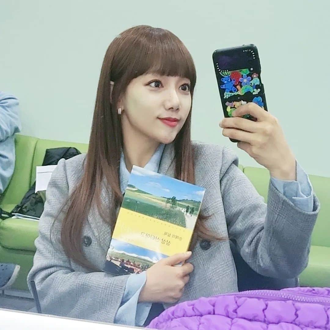 イ・チェヨンのインスタグラム：「이번 드라마가 끝나면 다시 10년이 지났으니 30대가 지나가기전에 산티아고 순례길 포르투게스 를 갈거야. 라고 지나가는 말로 한마디 했을 뿐인데. 천사같은 슬아는 그 한마디를 기억해 주었다가,  슬아의 아버님께서 직접 산티아고 순례길을 다녀와서 쓰셨다는 소중한 순간들이 담긴 책을 내게 선물해주었다. 눈물이 왈칵일 정도로 감동을 받았다. 슬아는 천사가 맞았다. 잊지못할 하루였다. #고마워」
