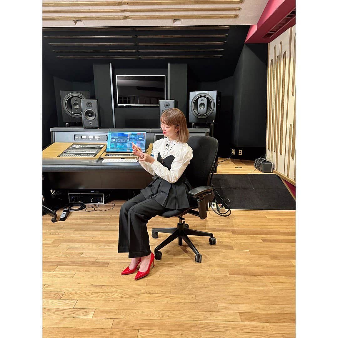 武村八重子のインスタグラム：「毎日愛飲している高濃度ビタミンCのリポCのインタビュー動画公開されました🙇‍♀️ 下のリポCさんのページでご覧頂けます😊 . ピアニストになったきっかけや、音楽家として思っている事や本番前の体調管理などを話してます♪ . . @lypo_c_official  #リポソーム #ビタミンc #リポc #pianist  .  https://instagram.com/stories/piano_yae/3053879571399035945?utm_source=ig_story_item_share&igshid=YmMyMTA2M2Y=」