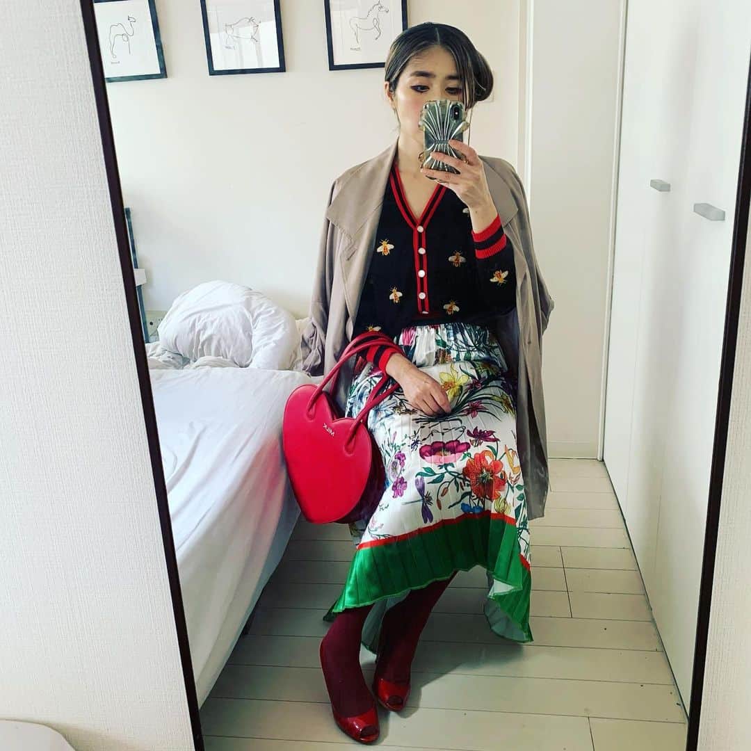 のインスタグラム：「もうすっかり春だね！　春！　すばらしい！！ トレンチコート　#unitedarrows  蜂さん柄カーディガン　#謎の海外通販 花柄プリーツスカート　#謎の海外通販 バッグ　#milk パンプス　#dolcegabbana  #今日のコーデ　#ootd #謎の海外通販大好きマン」