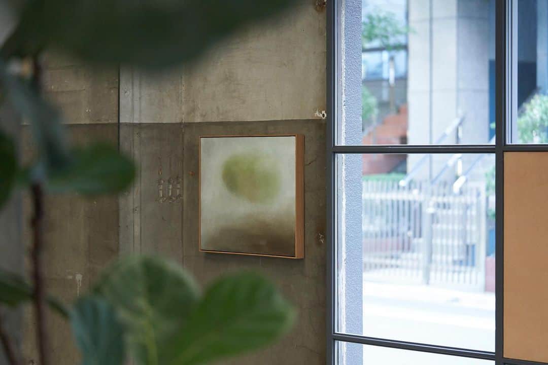 中瀬萌のインスタグラム：「@sukima_gallery   Exhibition「ある日の種」 collaborated with TAIHEI  @taihei0704   のこり4日です。 会場でしか聴くことの出来ない、観ることのできない作品たちとゆっくり、ゆっくり会話してもらえますように。  お持ちであればぜひイヤフォンをお持ちになってお越しください🌿  kisaragi - 如月  500 × 605mm Oil paint,beeswax, dammar resin, copal resin on panel. / 2022」
