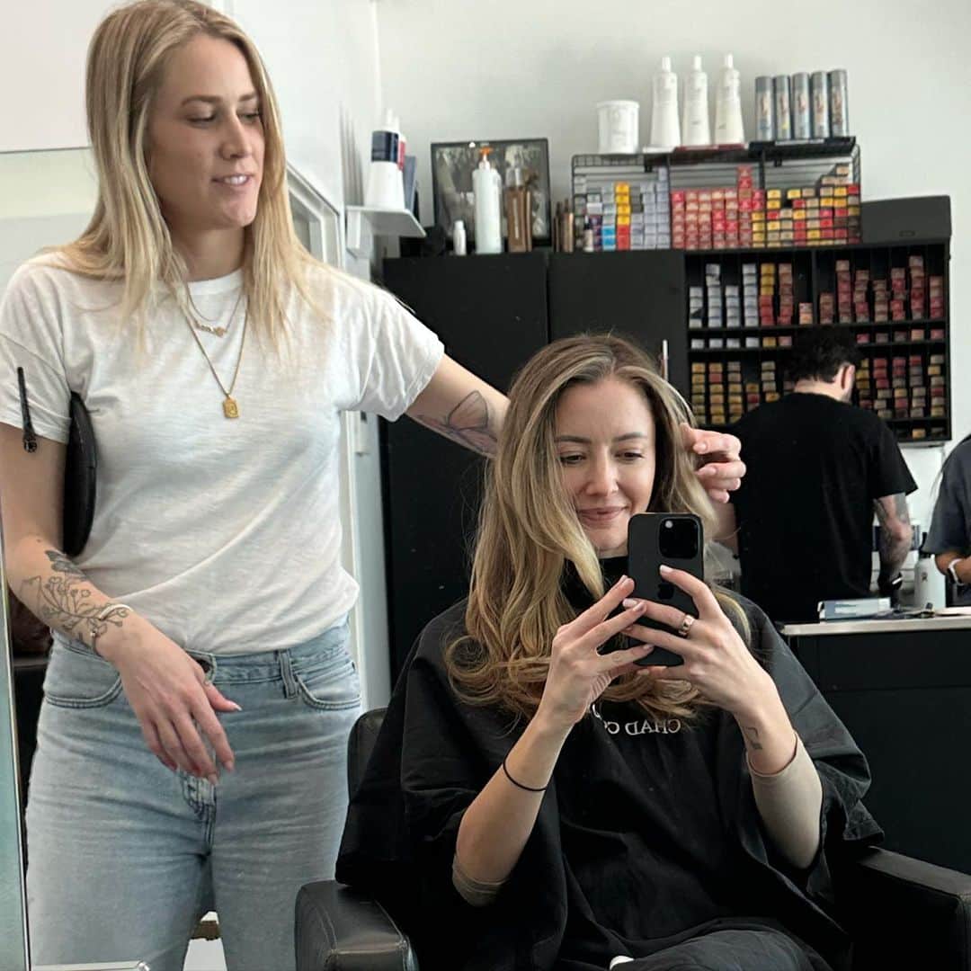 タリン・サザンのインスタグラム：「If you are interested in my two favorite things:  1) Brain-Computer Interfaces  2) Generative AI  …swipe right for more deets and come say hi at SXSW (I did my hair for you! 💇‍♀️😉)  In the first panel, I’ll be talking with Ian, Nathan and James, three pioneers in the world of BCI research who defy possibility through their incredible feats in the lab. From controlling robotic arms to creating art with just their minds, these three individuals have ushered in a new frontier of understanding about the human brain. (And I’m lucky to call them friends & colleagues @blackrockneuro!)  In the second panel, I’ll be joining several creators in speaking about the future of the avatar economy thanks to generative AI. Will everyone soon have an AI clone communicating, socializing, even making a living on their behalf?   The future is super weird, but then again, so am I. Can’t wait to dive deeper into these fascinating subjects - the substance, the buzz, the ethics, and everything in between.  See you in Austin 🫶  #bci #braincomputerinterface #AIart #AIclones #SXsW #generativeAI」