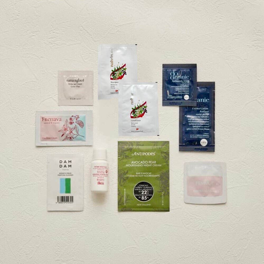 コスメキッチンさんのインスタグラム写真 - (コスメキッチンInstagram)「Special kit 𝖢𝗈𝗌𝗆𝖾 𝖪𝗂𝗍𝖼𝗁𝖾𝗇 𝖮𝗋𝗀𝖺𝗇𝗂𝖼 𝖡𝖾𝖺𝗎𝗍𝗒 𝖡𝖮𝖮𝖪 𝗏𝗈𝗅.𝟣𝟣 ⁡ ⁡ 今回のコスメキッチンMOOK本『Organic Beauty BOOK vol.11』は、今すぐ使いたい24大付録が付いてくる！スキンケアからメイク、ヘアケアまでたっぷり試せる付録と、読み応え抜群の誌面で、ナチュラル＆オーガニックコスメを知れる一冊📚 ⁡ また、MOOK本発売を記念したキット3種を発売！ ⁡ ⁡ 𝟬𝟭.春のゆらぎにも負けない肌へ！スキンケアMOOK本スペシャルキット   クレンジングや美容液といった日々のお手入れに欠かせないアイテムに加え、保湿バーム、マスクなどいざという時に頼りになるアイテムをラインアップ。  「to/one」のブースターセラムは、うるおいを与えてキメを整えるジェル状導入美容液。  カバーモデル佐藤晴美さんもお気に入りのアイテムです。  ⁡ ▫️スキンケア MOOK本スペシャルキット  8,000円(税込) →19,140円相当のアイテムが約58％OFF ！ ⁡ 1)to/one ブースター セラム (M) 55mL  2)FRENAVA natural&organicLPSプロテクトバーム 25g  3)F organicsクリアクレンジングリキッド 150mL  4)Antipodesフローラ プロバイオティクス スキンレスキューマスク 75mL  5)soel クレンジング 5mL/美容オイル 5mL/美容液 5mL/ オリジナルポーチ(限定カラー)セット    𝟬𝟮.うるおいボディとしっとりヘアを目指す！ボディ＆ヘアMOOK本スペシャルキット   傷んだ髪をケアするシャンプー＆トリートメントのほか、全身使える保湿バームに加え今や新常識となったデリケートゾーン用ソープをラインアップ。nahrinのカーミングロールオンはこの春デビューしたばかりの新商品。アザミが甘くほんのりと香り、やすらぎのひとときを演出します。  ⁡ ▫️ボディ&ヘアMOOK本スペシャルキット  7,000円(税込) →14,300円相当のアイテムが約51％OFF ！ ⁡ １)O by F モイストシャンプー 250mL  ２)O by F リペアトリートメント 250g  ３)nahrin カーミング ロールオン 10mL  ４)Waphyto インティメイト フォーミングウォッシュ 150mL  ５)QUADRIFOGLIO ナチュラルワセリナ mini 10g     さらに！01.02のキットには下記のスペシャルミニサイズもついています！ ⁡ ～ミニサイズ・サシェ～  ・ARGITAL ヴェジタル シルキークリアソープ 20mL  ・FRENAVA natural & organic エモリエントクリーム サシェ  ・naturaglace メイクアップクリーム カラープラス ラベンダーピンク サシェ  ・Antipodes アボカドペアー ナリッシングナイトクリーム サシェ  ・FEMMUE ローズウォーター スリーピングマスク サシェ  ・nahrin カシス＆アセロラ シャンプー サシェ  ・nahrin カシス＆アセロラ コンディショナー サシェ  ・DAMDAM ピュリファイングクレンザー サシェ  ・do organic エクストラクト ローション ラディアント サシェ 2包  ・do organic リプレニッシング セラム ラディアント サシェ 2包    ⁡ 𝟬𝟯.人気インフルエンサーと作ったMOOK本限定の香り！   ホリスティックスキンケアブランドsoelから登場するのは、とろけるようなテクスチャーが魅力の生せっけんと、ブースターとして使えるウチワサボテンオイルのキット。  ⁡ 香りは、今回のMOOK本のために9名のインフルエンサーがセレクトした「モロッカンローズディープウッド」の香り。モロッカンローズをベースに、昨年収穫されたばかりの金木犀をブレンドし、大人っぽく上品な香り。 ⁡ ▫️LIVING-OIL PRICKLY KIT - プリッキーキット  8,600円(税込)  ⁡ 1)LIVING-OIL CACTUS 生せっけん 100mL  2)LIVING-OIL CACTUS ウチワサボテンオイル 30mL  3)限定巾着ポーチ    ■スペシャルキットにも使える！1,111円OFFクーポン付き ⁡ 本誌ご購入者様限定のスペシャル特典として、  Cosme Kitchen WEB STOREで使える1,111円OFFクーポン付き。  ご利用期限：2023年6月30日(金)まで  ⁡ ※Cosme Kitchen WEB STORE以外でのWEB STOREではご利用いただけません。  ※合計8,000円(税込)以上のご購入でご利用いただけます。  ※予告なく終了する場合がございます。  ⁡ @gina_mag ⁡ #cosmekitchen #コスメキッチン #organicbeautybookvol11 #mook本 #ナチュラル#オーガニック #natural#organic」3月9日 11時45分 - cosmekitchen