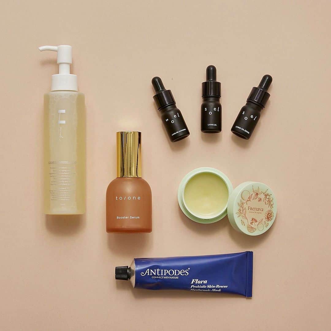 コスメキッチンさんのインスタグラム写真 - (コスメキッチンInstagram)「Special kit 𝖢𝗈𝗌𝗆𝖾 𝖪𝗂𝗍𝖼𝗁𝖾𝗇 𝖮𝗋𝗀𝖺𝗇𝗂𝖼 𝖡𝖾𝖺𝗎𝗍𝗒 𝖡𝖮𝖮𝖪 𝗏𝗈𝗅.𝟣𝟣 ⁡ ⁡ 今回のコスメキッチンMOOK本『Organic Beauty BOOK vol.11』は、今すぐ使いたい24大付録が付いてくる！スキンケアからメイク、ヘアケアまでたっぷり試せる付録と、読み応え抜群の誌面で、ナチュラル＆オーガニックコスメを知れる一冊📚 ⁡ また、MOOK本発売を記念したキット3種を発売！ ⁡ ⁡ 𝟬𝟭.春のゆらぎにも負けない肌へ！スキンケアMOOK本スペシャルキット   クレンジングや美容液といった日々のお手入れに欠かせないアイテムに加え、保湿バーム、マスクなどいざという時に頼りになるアイテムをラインアップ。  「to/one」のブースターセラムは、うるおいを与えてキメを整えるジェル状導入美容液。  カバーモデル佐藤晴美さんもお気に入りのアイテムです。  ⁡ ▫️スキンケア MOOK本スペシャルキット  8,000円(税込) →19,140円相当のアイテムが約58％OFF ！ ⁡ 1)to/one ブースター セラム (M) 55mL  2)FRENAVA natural&organicLPSプロテクトバーム 25g  3)F organicsクリアクレンジングリキッド 150mL  4)Antipodesフローラ プロバイオティクス スキンレスキューマスク 75mL  5)soel クレンジング 5mL/美容オイル 5mL/美容液 5mL/ オリジナルポーチ(限定カラー)セット    𝟬𝟮.うるおいボディとしっとりヘアを目指す！ボディ＆ヘアMOOK本スペシャルキット   傷んだ髪をケアするシャンプー＆トリートメントのほか、全身使える保湿バームに加え今や新常識となったデリケートゾーン用ソープをラインアップ。nahrinのカーミングロールオンはこの春デビューしたばかりの新商品。アザミが甘くほんのりと香り、やすらぎのひとときを演出します。  ⁡ ▫️ボディ&ヘアMOOK本スペシャルキット  7,000円(税込) →14,300円相当のアイテムが約51％OFF ！ ⁡ １)O by F モイストシャンプー 250mL  ２)O by F リペアトリートメント 250g  ３)nahrin カーミング ロールオン 10mL  ４)Waphyto インティメイト フォーミングウォッシュ 150mL  ５)QUADRIFOGLIO ナチュラルワセリナ mini 10g     さらに！01.02のキットには下記のスペシャルミニサイズもついています！ ⁡ ～ミニサイズ・サシェ～  ・ARGITAL ヴェジタル シルキークリアソープ 20mL  ・FRENAVA natural & organic エモリエントクリーム サシェ  ・naturaglace メイクアップクリーム カラープラス ラベンダーピンク サシェ  ・Antipodes アボカドペアー ナリッシングナイトクリーム サシェ  ・FEMMUE ローズウォーター スリーピングマスク サシェ  ・nahrin カシス＆アセロラ シャンプー サシェ  ・nahrin カシス＆アセロラ コンディショナー サシェ  ・DAMDAM ピュリファイングクレンザー サシェ  ・do organic エクストラクト ローション ラディアント サシェ 2包  ・do organic リプレニッシング セラム ラディアント サシェ 2包    ⁡ 𝟬𝟯.人気インフルエンサーと作ったMOOK本限定の香り！   ホリスティックスキンケアブランドsoelから登場するのは、とろけるようなテクスチャーが魅力の生せっけんと、ブースターとして使えるウチワサボテンオイルのキット。  ⁡ 香りは、今回のMOOK本のために9名のインフルエンサーがセレクトした「モロッカンローズディープウッド」の香り。モロッカンローズをベースに、昨年収穫されたばかりの金木犀をブレンドし、大人っぽく上品な香り。 ⁡ ▫️LIVING-OIL PRICKLY KIT - プリッキーキット  8,600円(税込)  ⁡ 1)LIVING-OIL CACTUS 生せっけん 100mL  2)LIVING-OIL CACTUS ウチワサボテンオイル 30mL  3)限定巾着ポーチ    ■スペシャルキットにも使える！1,111円OFFクーポン付き ⁡ 本誌ご購入者様限定のスペシャル特典として、  Cosme Kitchen WEB STOREで使える1,111円OFFクーポン付き。  ご利用期限：2023年6月30日(金)まで  ⁡ ※Cosme Kitchen WEB STORE以外でのWEB STOREではご利用いただけません。  ※合計8,000円(税込)以上のご購入でご利用いただけます。  ※予告なく終了する場合がございます。  ⁡ @gina_mag ⁡ #cosmekitchen #コスメキッチン #organicbeautybookvol11 #mook本 #ナチュラル#オーガニック #natural#organic」3月9日 11時45分 - cosmekitchen