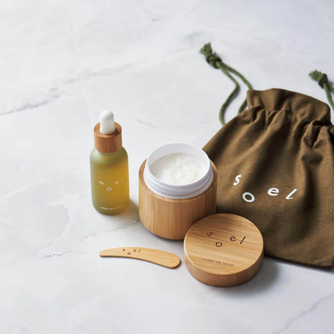 コスメキッチンさんのインスタグラム写真 - (コスメキッチンInstagram)「Special kit 𝖢𝗈𝗌𝗆𝖾 𝖪𝗂𝗍𝖼𝗁𝖾𝗇 𝖮𝗋𝗀𝖺𝗇𝗂𝖼 𝖡𝖾𝖺𝗎𝗍𝗒 𝖡𝖮𝖮𝖪 𝗏𝗈𝗅.𝟣𝟣 ⁡ ⁡ 今回のコスメキッチンMOOK本『Organic Beauty BOOK vol.11』は、今すぐ使いたい24大付録が付いてくる！スキンケアからメイク、ヘアケアまでたっぷり試せる付録と、読み応え抜群の誌面で、ナチュラル＆オーガニックコスメを知れる一冊📚 ⁡ また、MOOK本発売を記念したキット3種を発売！ ⁡ ⁡ 𝟬𝟭.春のゆらぎにも負けない肌へ！スキンケアMOOK本スペシャルキット   クレンジングや美容液といった日々のお手入れに欠かせないアイテムに加え、保湿バーム、マスクなどいざという時に頼りになるアイテムをラインアップ。  「to/one」のブースターセラムは、うるおいを与えてキメを整えるジェル状導入美容液。  カバーモデル佐藤晴美さんもお気に入りのアイテムです。  ⁡ ▫️スキンケア MOOK本スペシャルキット  8,000円(税込) →19,140円相当のアイテムが約58％OFF ！ ⁡ 1)to/one ブースター セラム (M) 55mL  2)FRENAVA natural&organicLPSプロテクトバーム 25g  3)F organicsクリアクレンジングリキッド 150mL  4)Antipodesフローラ プロバイオティクス スキンレスキューマスク 75mL  5)soel クレンジング 5mL/美容オイル 5mL/美容液 5mL/ オリジナルポーチ(限定カラー)セット    𝟬𝟮.うるおいボディとしっとりヘアを目指す！ボディ＆ヘアMOOK本スペシャルキット   傷んだ髪をケアするシャンプー＆トリートメントのほか、全身使える保湿バームに加え今や新常識となったデリケートゾーン用ソープをラインアップ。nahrinのカーミングロールオンはこの春デビューしたばかりの新商品。アザミが甘くほんのりと香り、やすらぎのひとときを演出します。  ⁡ ▫️ボディ&ヘアMOOK本スペシャルキット  7,000円(税込) →14,300円相当のアイテムが約51％OFF ！ ⁡ １)O by F モイストシャンプー 250mL  ２)O by F リペアトリートメント 250g  ３)nahrin カーミング ロールオン 10mL  ４)Waphyto インティメイト フォーミングウォッシュ 150mL  ５)QUADRIFOGLIO ナチュラルワセリナ mini 10g     さらに！01.02のキットには下記のスペシャルミニサイズもついています！ ⁡ ～ミニサイズ・サシェ～  ・ARGITAL ヴェジタル シルキークリアソープ 20mL  ・FRENAVA natural & organic エモリエントクリーム サシェ  ・naturaglace メイクアップクリーム カラープラス ラベンダーピンク サシェ  ・Antipodes アボカドペアー ナリッシングナイトクリーム サシェ  ・FEMMUE ローズウォーター スリーピングマスク サシェ  ・nahrin カシス＆アセロラ シャンプー サシェ  ・nahrin カシス＆アセロラ コンディショナー サシェ  ・DAMDAM ピュリファイングクレンザー サシェ  ・do organic エクストラクト ローション ラディアント サシェ 2包  ・do organic リプレニッシング セラム ラディアント サシェ 2包    ⁡ 𝟬𝟯.人気インフルエンサーと作ったMOOK本限定の香り！   ホリスティックスキンケアブランドsoelから登場するのは、とろけるようなテクスチャーが魅力の生せっけんと、ブースターとして使えるウチワサボテンオイルのキット。  ⁡ 香りは、今回のMOOK本のために9名のインフルエンサーがセレクトした「モロッカンローズディープウッド」の香り。モロッカンローズをベースに、昨年収穫されたばかりの金木犀をブレンドし、大人っぽく上品な香り。 ⁡ ▫️LIVING-OIL PRICKLY KIT - プリッキーキット  8,600円(税込)  ⁡ 1)LIVING-OIL CACTUS 生せっけん 100mL  2)LIVING-OIL CACTUS ウチワサボテンオイル 30mL  3)限定巾着ポーチ    ■スペシャルキットにも使える！1,111円OFFクーポン付き ⁡ 本誌ご購入者様限定のスペシャル特典として、  Cosme Kitchen WEB STOREで使える1,111円OFFクーポン付き。  ご利用期限：2023年6月30日(金)まで  ⁡ ※Cosme Kitchen WEB STORE以外でのWEB STOREではご利用いただけません。  ※合計8,000円(税込)以上のご購入でご利用いただけます。  ※予告なく終了する場合がございます。  ⁡ @gina_mag ⁡ #cosmekitchen #コスメキッチン #organicbeautybookvol11 #mook本 #ナチュラル#オーガニック #natural#organic」3月9日 11時45分 - cosmekitchen
