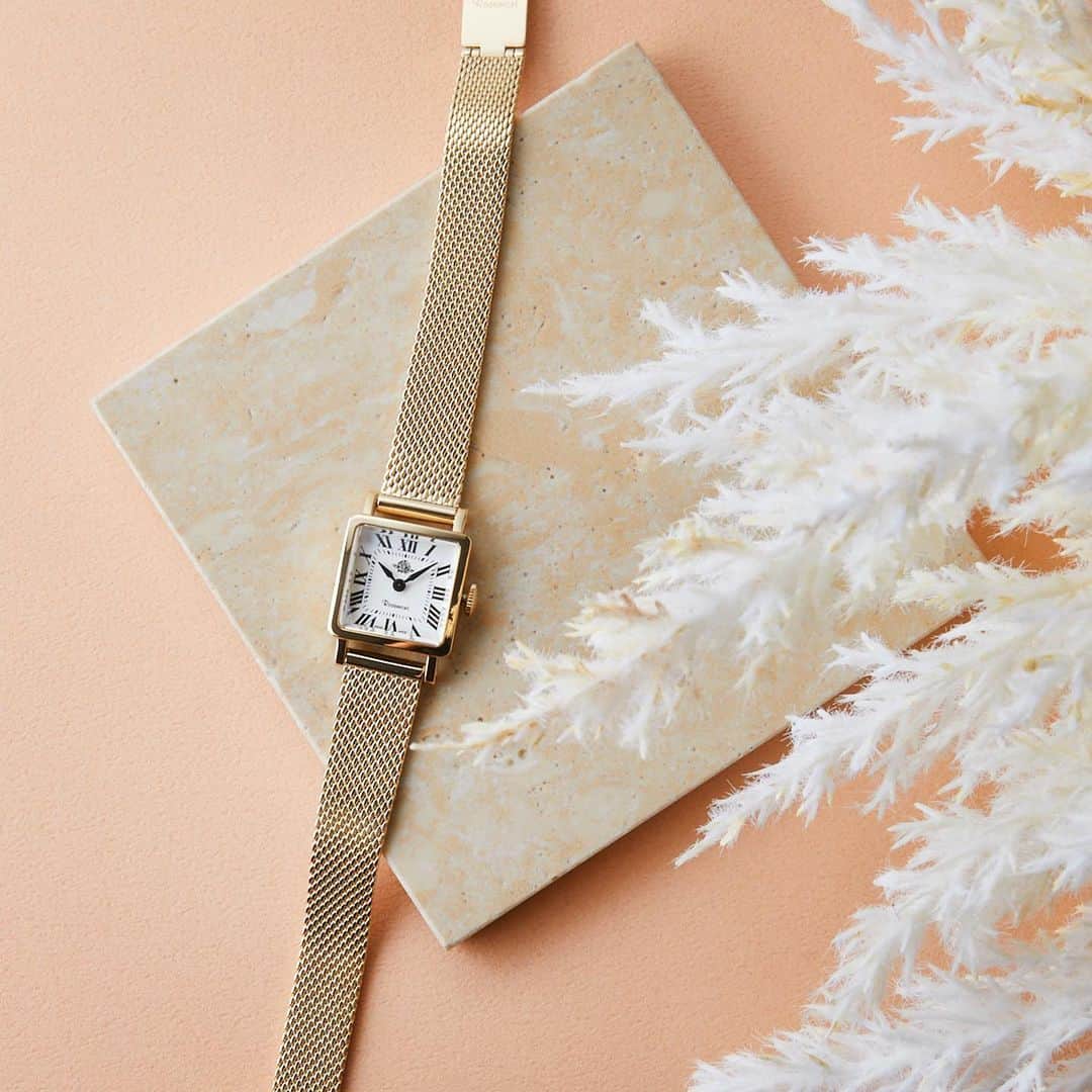 rosemont_jpさんのインスタグラム写真 - (rosemont_jpInstagram)「1951年誕生のスイス製腕時計Rosemontは、ホワイトデーの贈りものにも大人気🧡  毎日身に付ける実用的なものだからこそ、飽きのこない上品クラシカルな腕時計を贈ってみてはいかが🌹✨ . . #rosemont #ロゼモン #時計 #腕時計 #新商品 #新作 #rs71 #スイス #クラシカル #アクセサリー #コーデ #手元 #暮らし #上品 #アンティーク #ゴールド #新生活 #ホワイトデー #プレゼント #ギフト #classic #watch #swissmade #homedesign #accessories #antique #fashion #gift #spring」3月9日 11時55分 - rosemont_jp