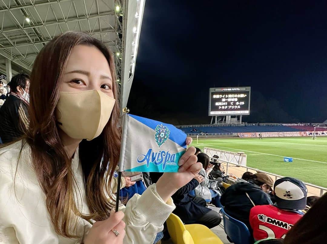 久米知里さんのインスタグラム写真 - (久米知里Instagram)「. 昨日は初めてサッカーの試合を観に行って来たよーーー⚽️✨️ ⁡ 🏆2023Jリーグ YBCルヴァンカップグループステージ1節 ⁡ アビスパ福岡  vs アルビレックス新潟 ⁡ 我らが地元アビスパ福岡！！！ ⁡ 実は仕事で10年くらい前に1度見た事あったんやけどそれっきりタイミングなく、、、笑 ⁡ 去年ワールドカップ見てからサッカーにぷちハマりしててJリーグ開幕戦からじみーにSNSで試合の様子はチェックしたりしてて。笑 ⁡ 今回平日に試合がある事知ってすぐチケット取りました～🥳🥳笑 ⁡ いやー初心者すぎて最近少しだけオフサイドを理解したくらいの私なんですが、そんな私も友達もキャーキャー言うくらいたのしかった！！！！笑 ⁡ 一瞬一瞬が濃くて目が離せない！！！笑 ⁡ チーズカレーパンが冷え冷えになる所でした🤣🤣笑 ⁡ あ、このチーズカレーパンめちゃくちゃ美味しかった、、、 また食べたい、、、、🍛 ⁡ これが #スタグル ってやつですね。ｳﾏ(('ڡ'))ψｳﾏ ⁡ 無事試合にも勝利していい一日になりました☺️  選手の皆さんお疲れ様でした✨️⚽️  てか試合前とか試合後とか  『JTV観てます～！‪☺️🎣‬』  って沢山の方に声かけてもらってびっくりした！！笑  ジョーさんの繋がりで野球ファンとかホークスのファンの方にたまーに話しかけられることはあっても、サッカーファンの方まで知ってくれてるなんて！笑 サッカー好きの皆さんが知ってくれてることが嬉しかった～⚽️✨️  アビサポさんたち優しい～、、  ありがとうございます私も頑張ります☺️✨️  スポーツは素晴らしいね🥰 ⁡ また絶対見に行きたいな～ ⁡ サッカー詳しい友達欲しい笑 解説してほしい！！！笑 ⁡ それではまた☺️ ⁡ 近況報告おわりー ⁡ Jリーガーくめまる⚽️🏃🏼‍♂️ ⁡ ⁡ #久米知里#くめちさと#城島健司のJ的な釣りテレビ#アシスタント#釣りガール#釣り#福岡#タレント#元アイドル#博多#サッカー#アビスパ福岡#アビスパ#アルビレックス新潟#サッカー観戦#avispa#ベスト電器スタジアム#Jリーグ#サッカー女子#talent#fishing#girl#Fukuoka#hakata#idol#followme」3月9日 12時20分 - chisatokume_12