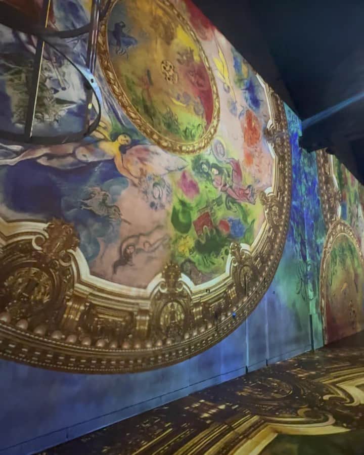 のインスタグラム：「パリ-ニューヨーク、アトリエ・デ・リュミエール #marcchagall #paris 🇫🇷 #parisfashionweek」