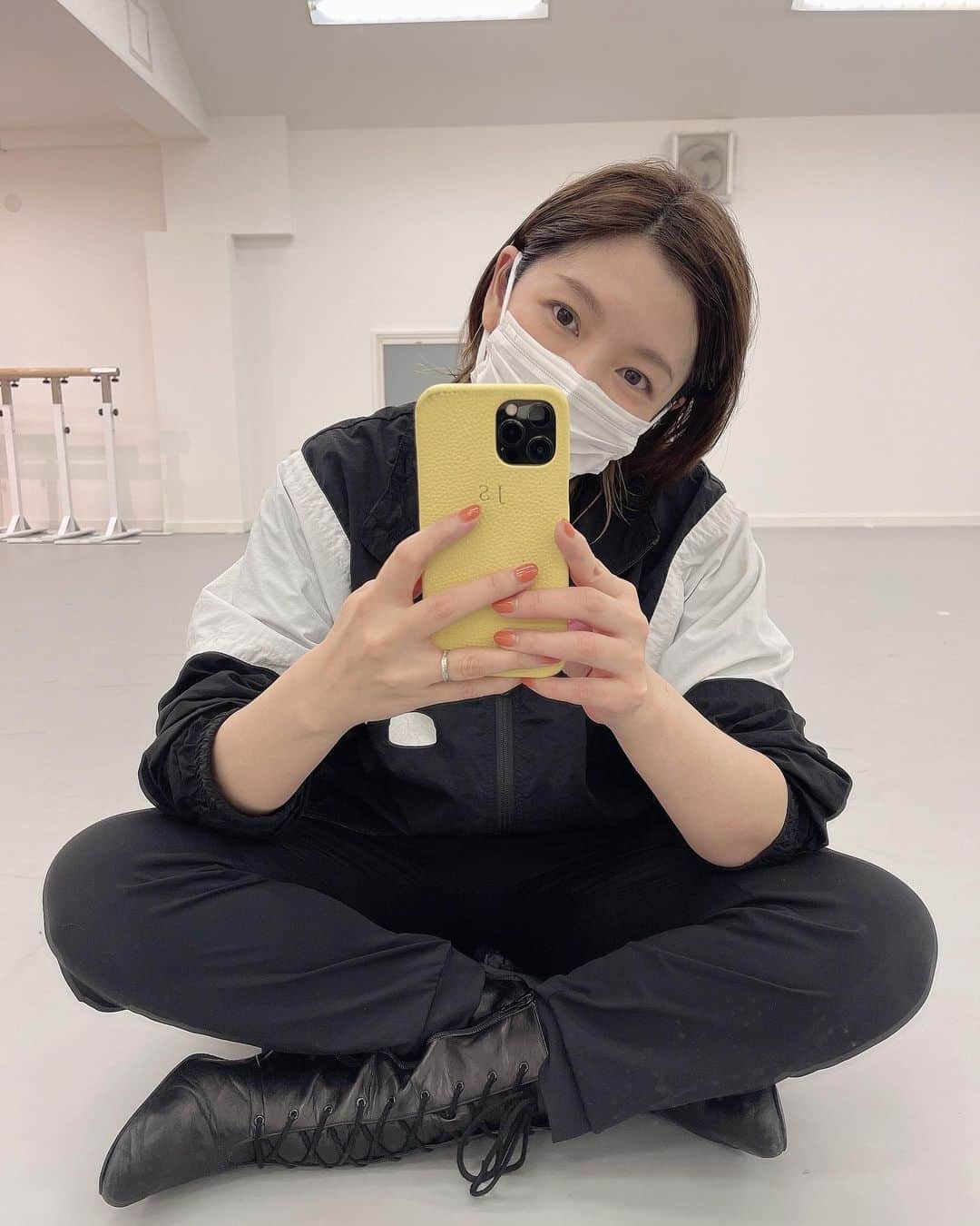 のインスタグラム：「⁡ ⁡ 昨日は、主宰を務めております宝塚受験サポートクラスJeunesseにて、人生初のダンスレッスンをいたしました。 ⁡ まさか自分がダンスを教える日が来ようとは……。 ⁡ でも日々成長していく生徒さん達を見ていて「自分の個性を活かした踊り方・魅せ方」というものをもっと知って欲しい！と、居ても立っても居られなくなりました。 もちろん、日々のレッスンをして下さっている先生方は素晴らしく、だからこそみんなが成長しているのですが、私にも何かみんなの為に出来る事がもっとあるのではないかと。 少しでもみんなが楽しんで「何か」を掴んでくれていたらいいなぁ……がんばれー！！ ⁡ 私自身は緊張感を持ちながらもとても楽しいレッスンでした。 そして何だか月組時代の自主稽古を思い出しました。 どうすればその人が素敵に見えるかを考えながらアドバイスしたり一緒に踊ってみたり……懐かしいね。 揃える事よりまず個性を出す……最初はバラバラでも稽古していくうちに揃ってくるんだよね……。 数ある自主稽古の思い出の中で特に記憶に残っているのは「レ・ビジュー・ブリアン」のFeeling Goodの場面と「Heat on Beat!」のラスト、大階段黒燕尾の場面の自主稽古。 めっちゃ揃ってるから！！ それぞれ個性がありながらもめっちゃ揃ってるから！！ (自画自賛) 当時の月組生みんなを誇りに思います。 ⁡ なんちゃってー。 ⁡ そんな懐かしい記憶も蘇った笑、充実したレッスンでした！！ ⁡ ⁡ #宝塚受験 #ジュネス #ダンスレッスン #みんな輝け ‼︎ #愛おしさが止まらない 笑 ⁡ #初振付 #楽しかった ‼︎ #瀬奈じゅん」