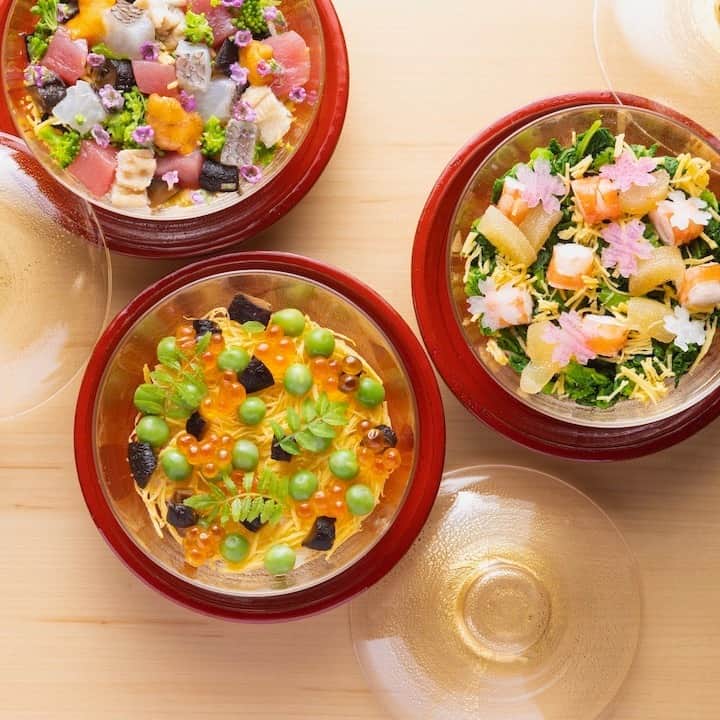 ヒルトン大阪 Hilton Osakaのインスタグラム：「「川梅」で春の味わいを愉しみませんか？🌸  旬の食材を取り入れ、華やかに仕上げたちらし寿司や山菜、海の幸がメニューを彩ります。  季節や歳時が感じられる懐石を昼夜ご用意し、味わい深く、目にも舌にも嬉しい日本料理をお楽しみいただけます。   ご家族の集いやご接待に最適なプライベートルームもご用意しています。  四季を映し出す日本料理ならではの美味しさをご堪能ください。   ご予約は @‌hiltonosaka ホームページより。  How about Indulging in the flavors of spring at KawaUme(川梅) Japanese restaurant? 🌸   The spring menu is adorned with Chirashi-zushi featuring the freshest seasonal ingredients, fresh seafood, and seasonal wild vegetables.   We serve flavorful and visually stunning kaiseki dishes that perfectly capture the essence of each season every lunch and dinner.   Also, private rooms are available for those seeking a more intimate dining experience for family gatherings or business entertainment.   Savor the taste of authentic and seasonal Japanese cuisine at KawaUme.   For more details and to make a reservation, please visit our website at @hiltonosak ＝＝＝  #ヒルトン大阪 #懐石料理 #春の味覚 #春グルメ #ちらし寿司 #大阪ディナー #梅田ディナー #大阪グルメ #ホテルグルメ #大阪ホテル #HiltonOsaka #OsakaHotel #JapaneseCuisine #Kaiseki」