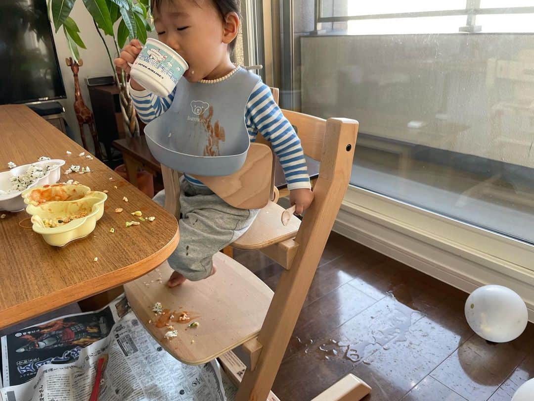 高橋春花のインスタグラム：「おぬし… そのコップは空っぽだ… さっきぶちまけたではないか…！！ 1歳になりました。 毎日楽しくやっています。 床がびちょびちょになった時、 以前にこびりついた離乳食汚れを うるかすチャンスと思ってます🤣 #離乳食#コップ飲み #高橋春花 #HTB#アナウンサー」